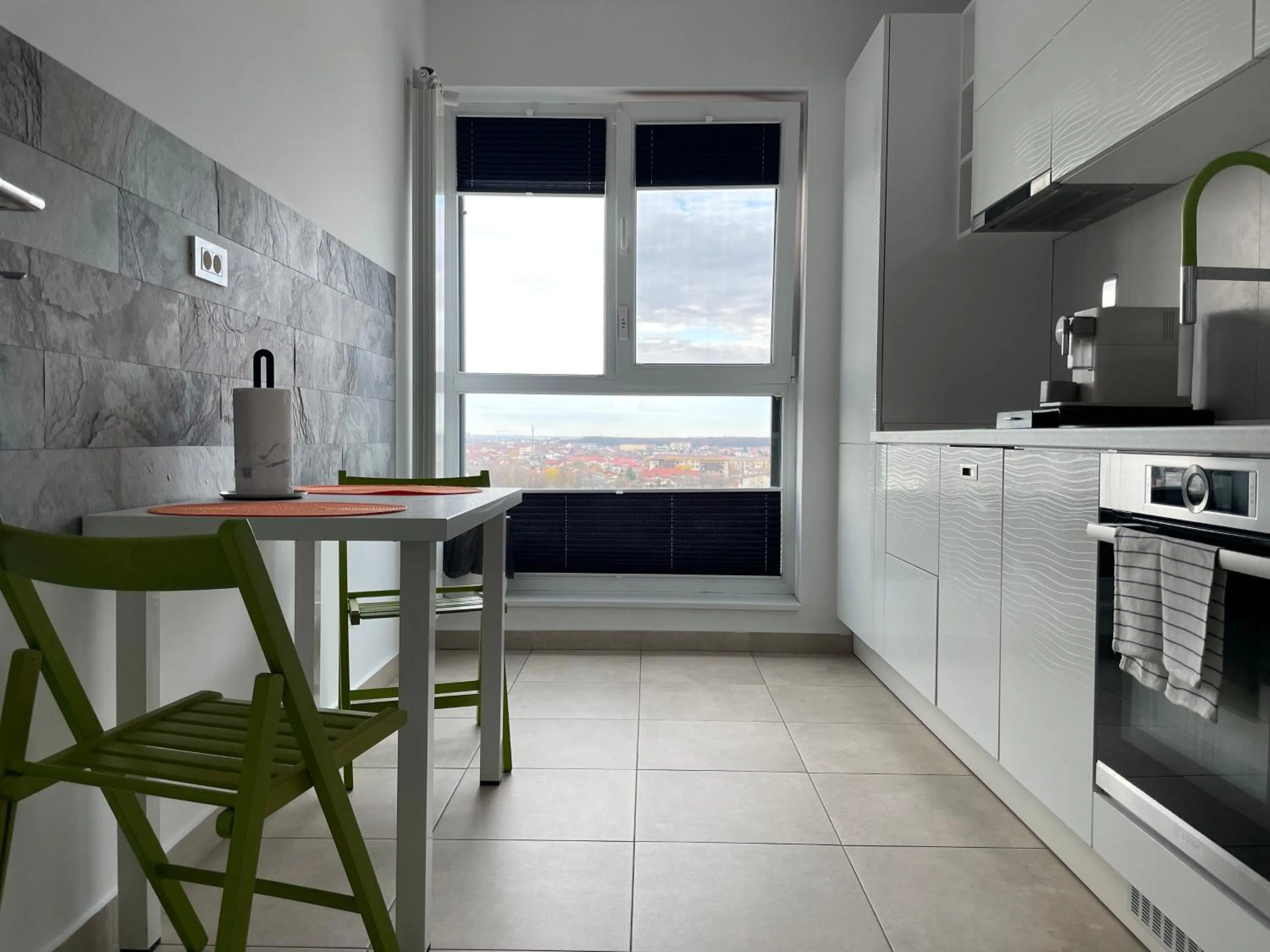 Kitchen or kitchenette in Luxury Westpark 2 Residence with Lake View