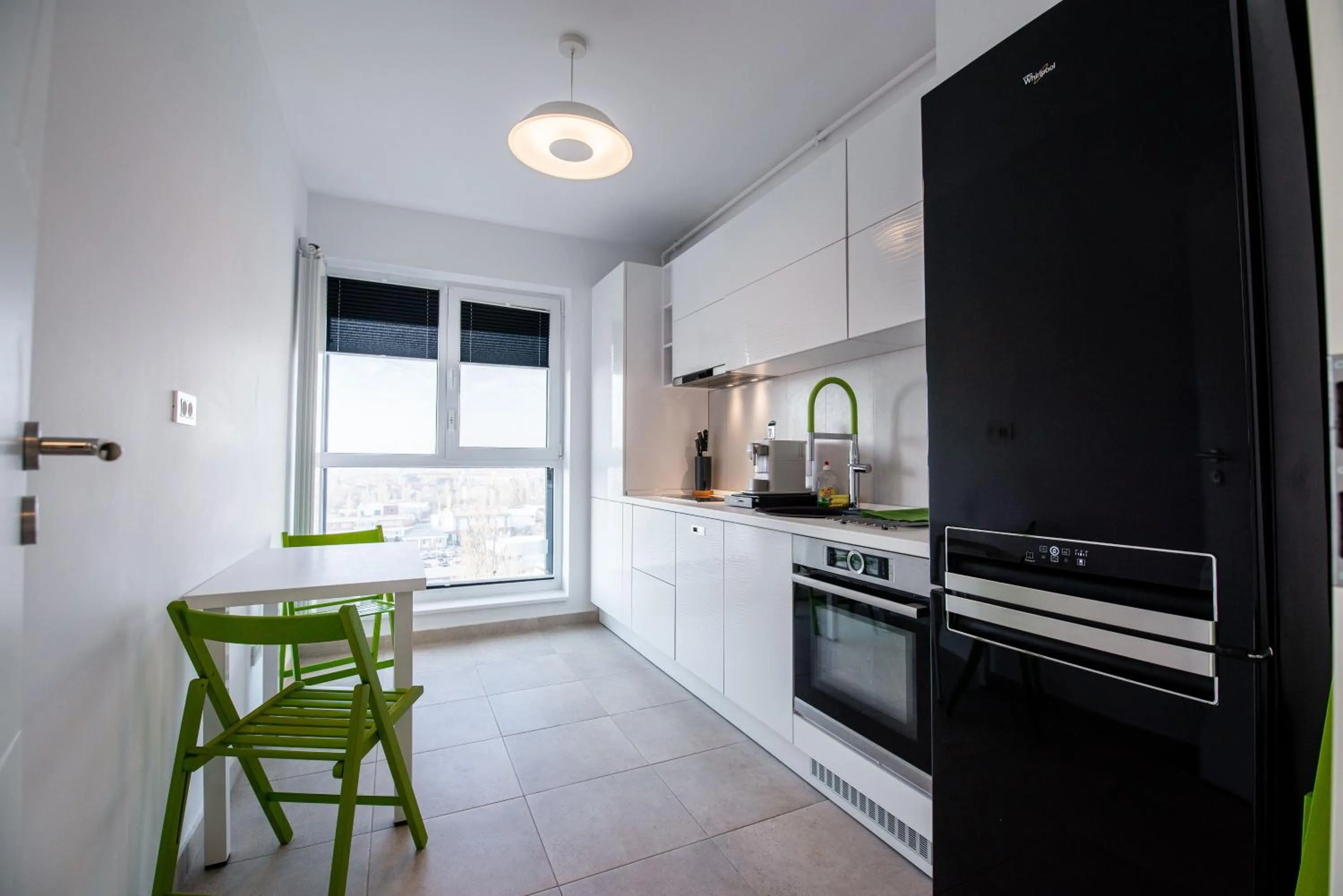 Kitchen or kitchenette in Luxury Westpark 2 Residence with Lake View