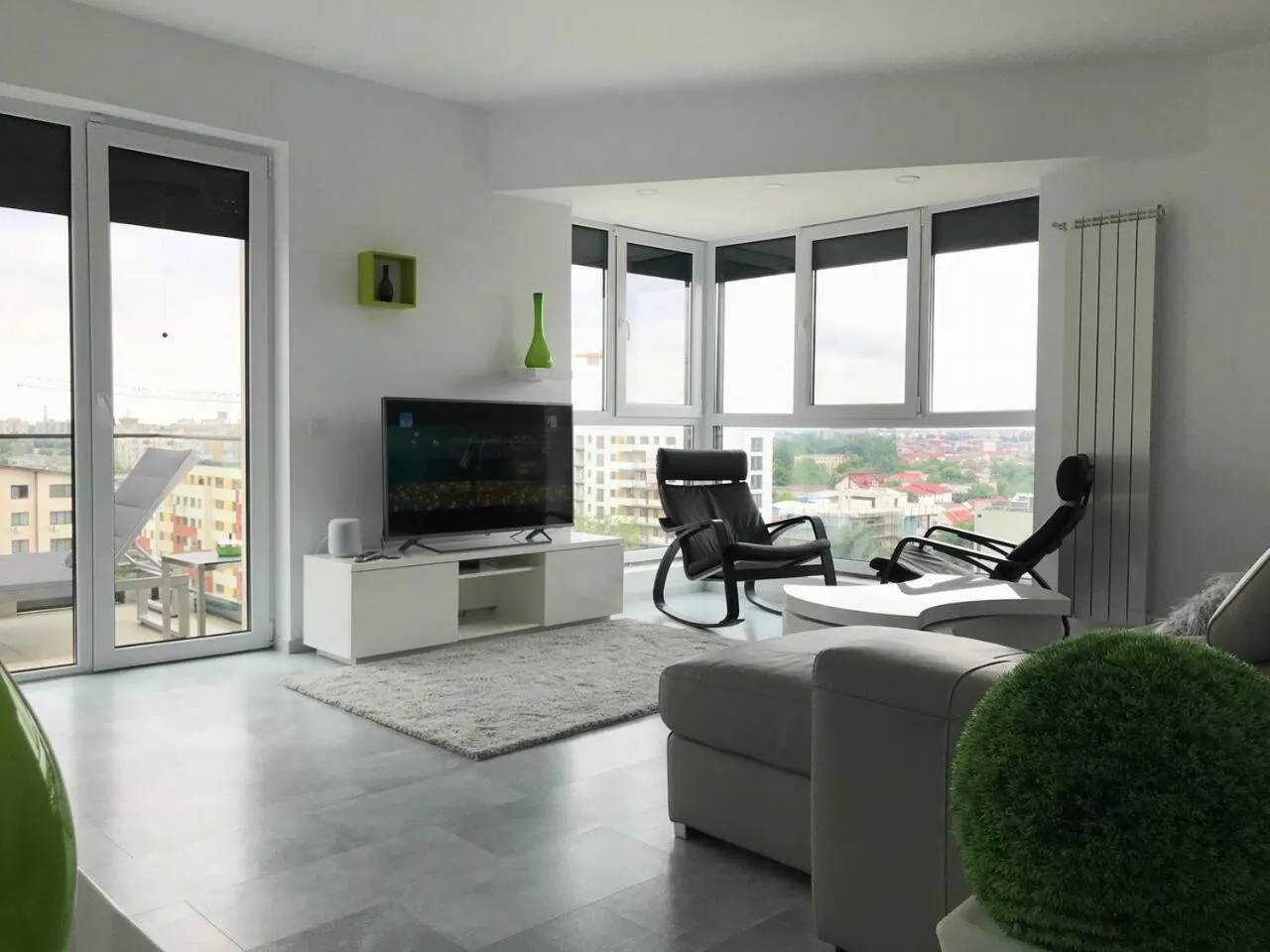 TV and multimedia in Luxury Westpark 2 Residence with Lake View