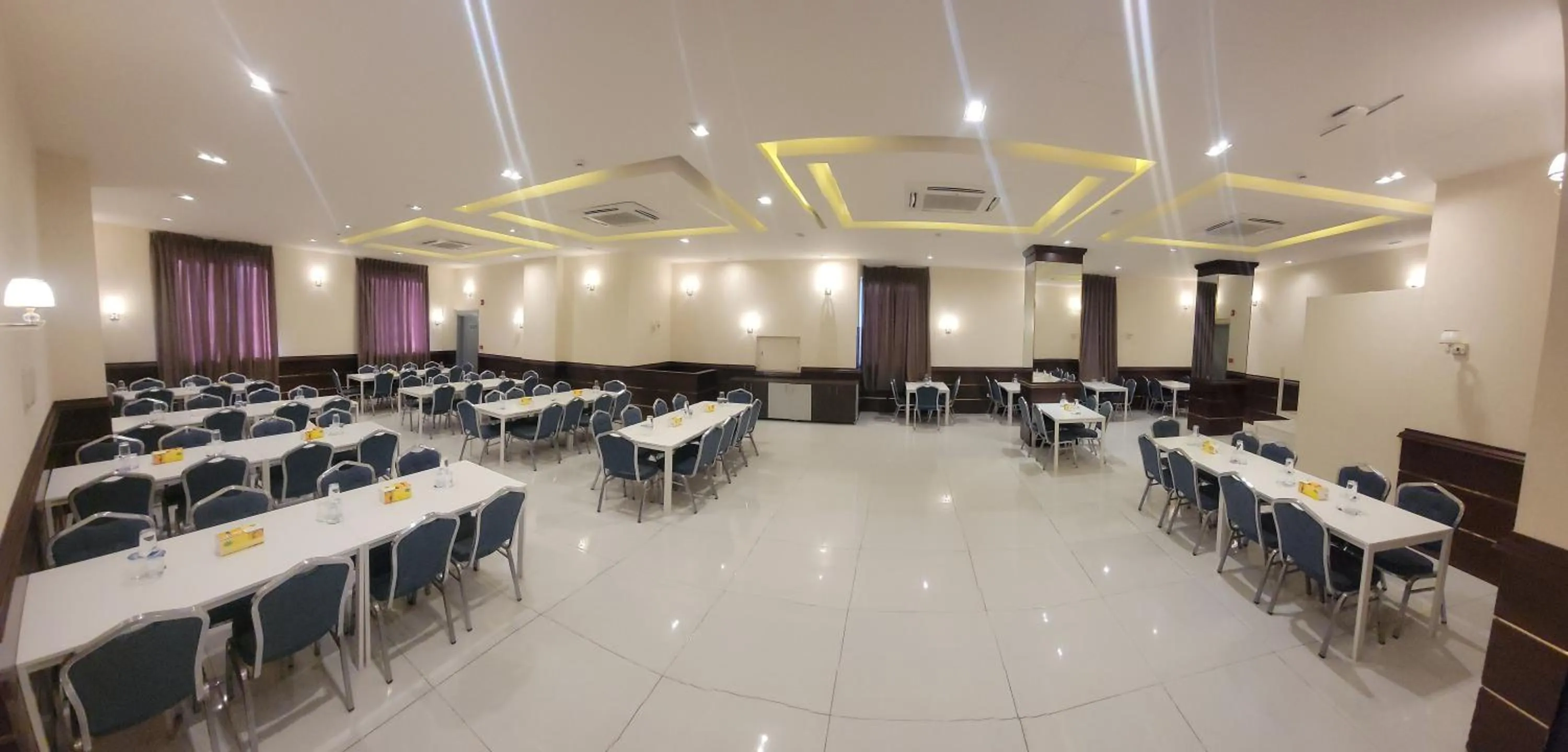 Restaurant/places to eat in Big Ben Hotel Suites