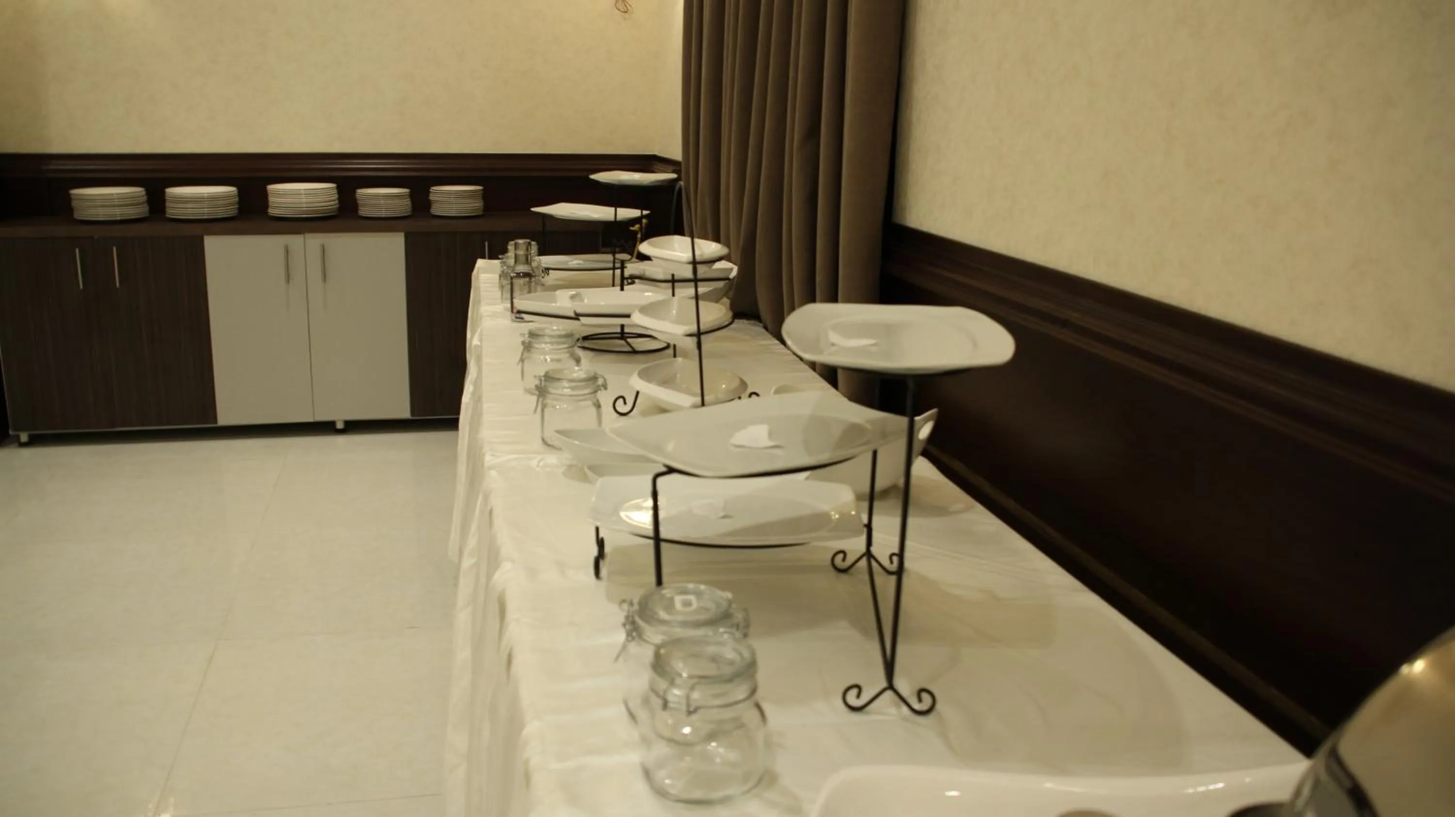 Restaurant/places to eat in Big Ben Hotel Suites