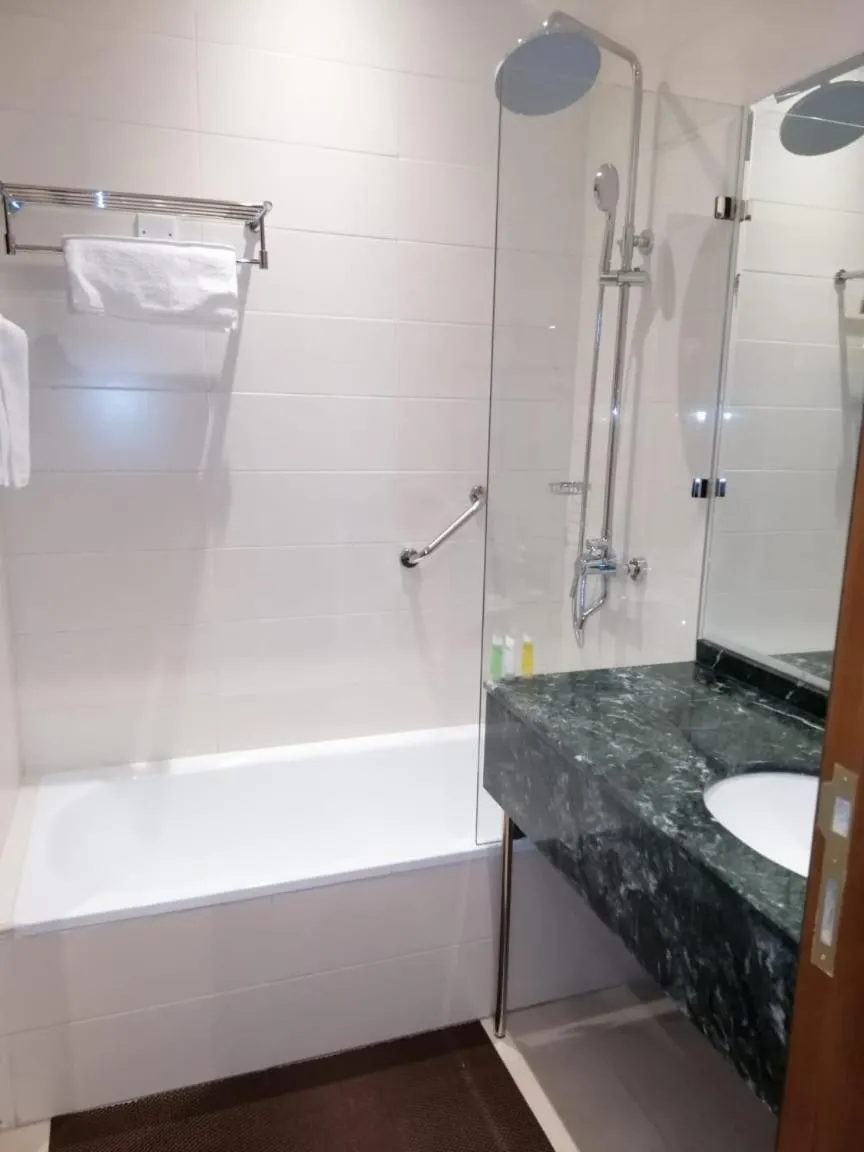 Shower in Big Ben Hotel Suites