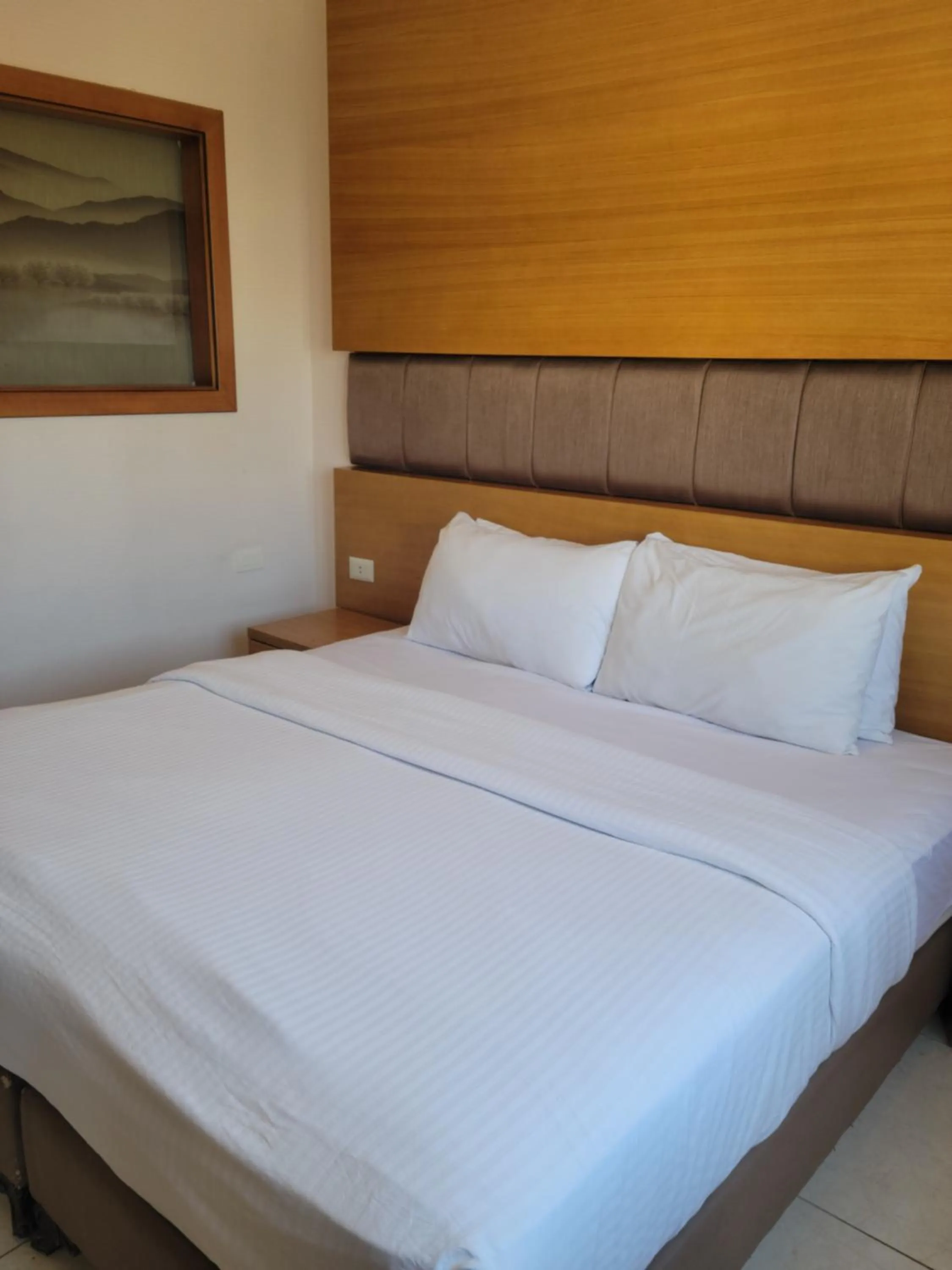 Bed in Big Ben Hotel Suites