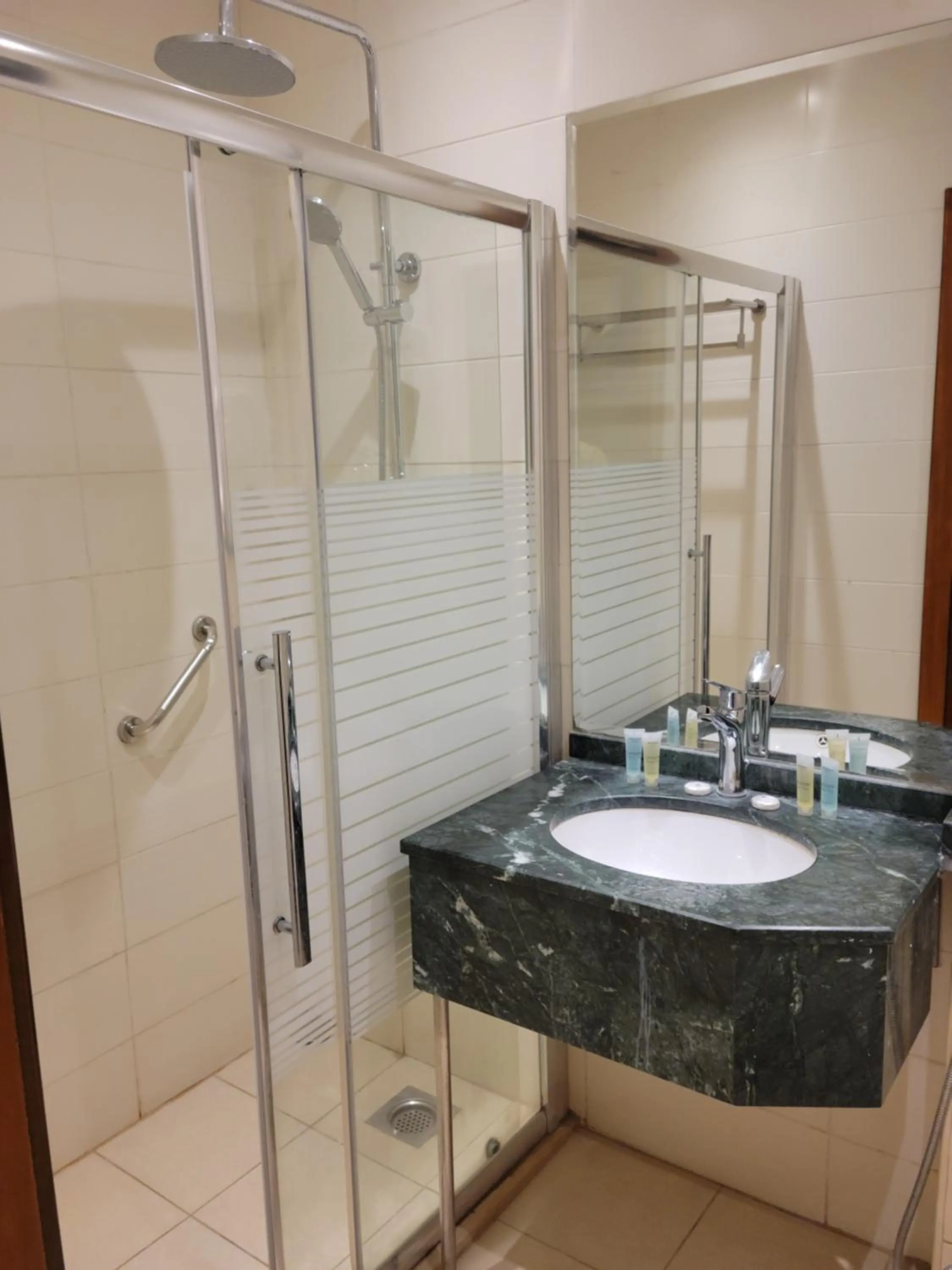 Bathroom in Big Ben Hotel Suites