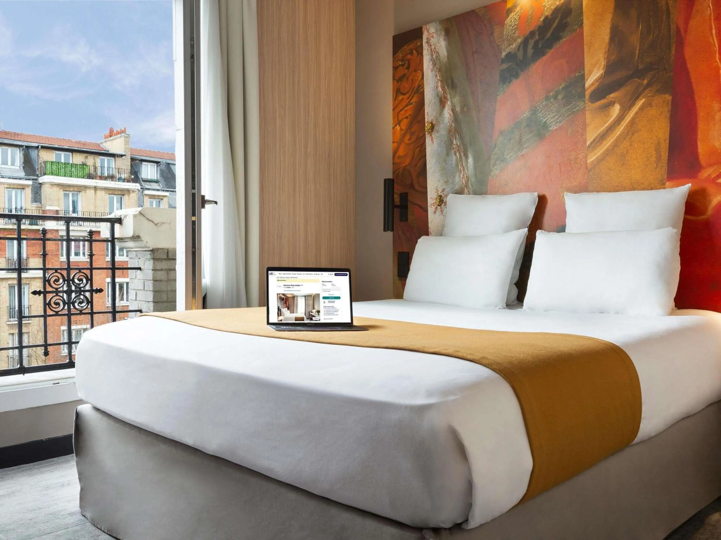 Property building, Bed in Mercure Paris Alesia