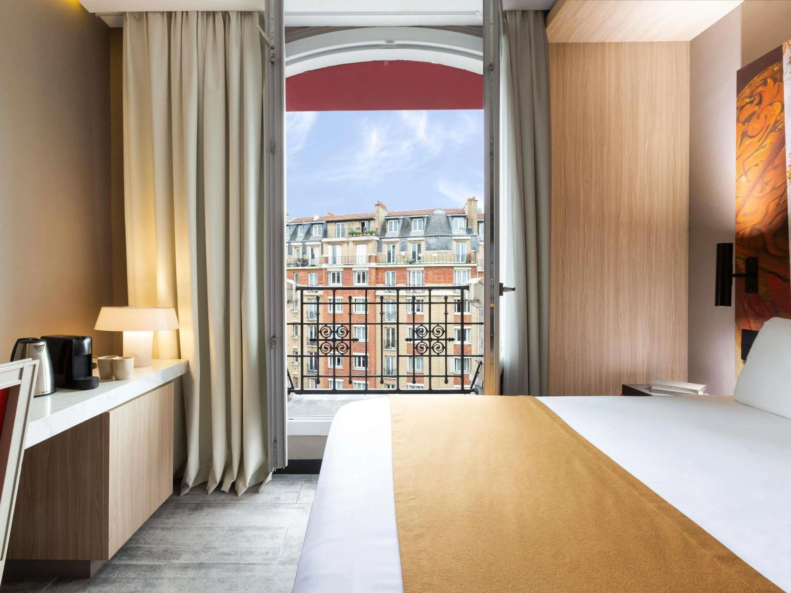 Property building, Bed in Mercure Paris Alesia