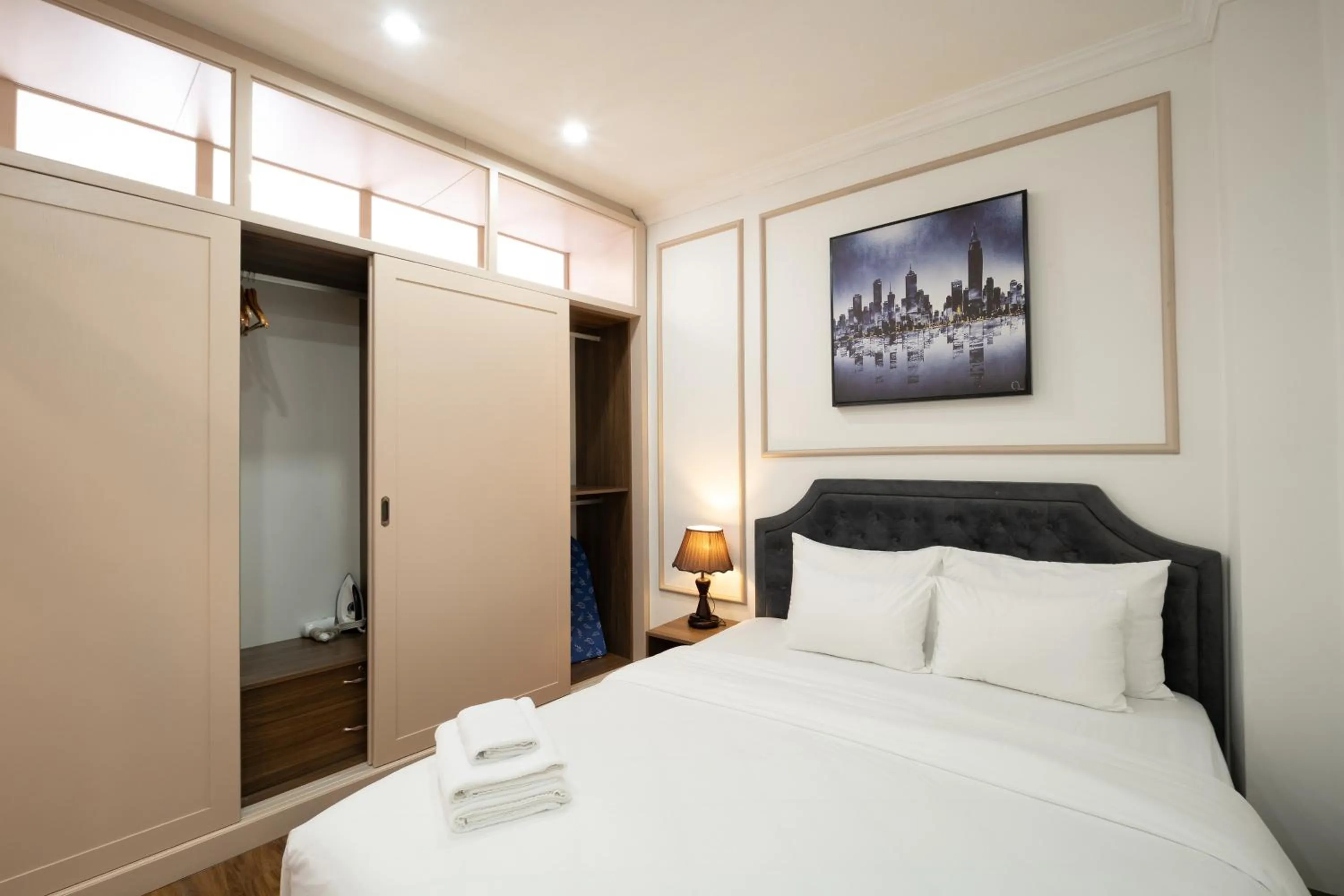 Bedroom, Bed in N Queen Apartment Hotel