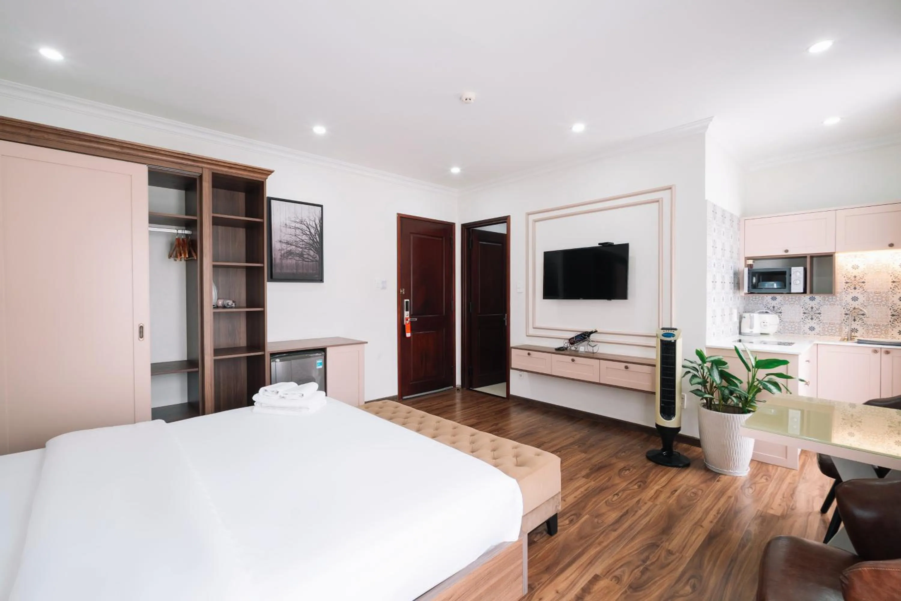 Photo of the whole room, Bed in N Queen Apartment Hotel