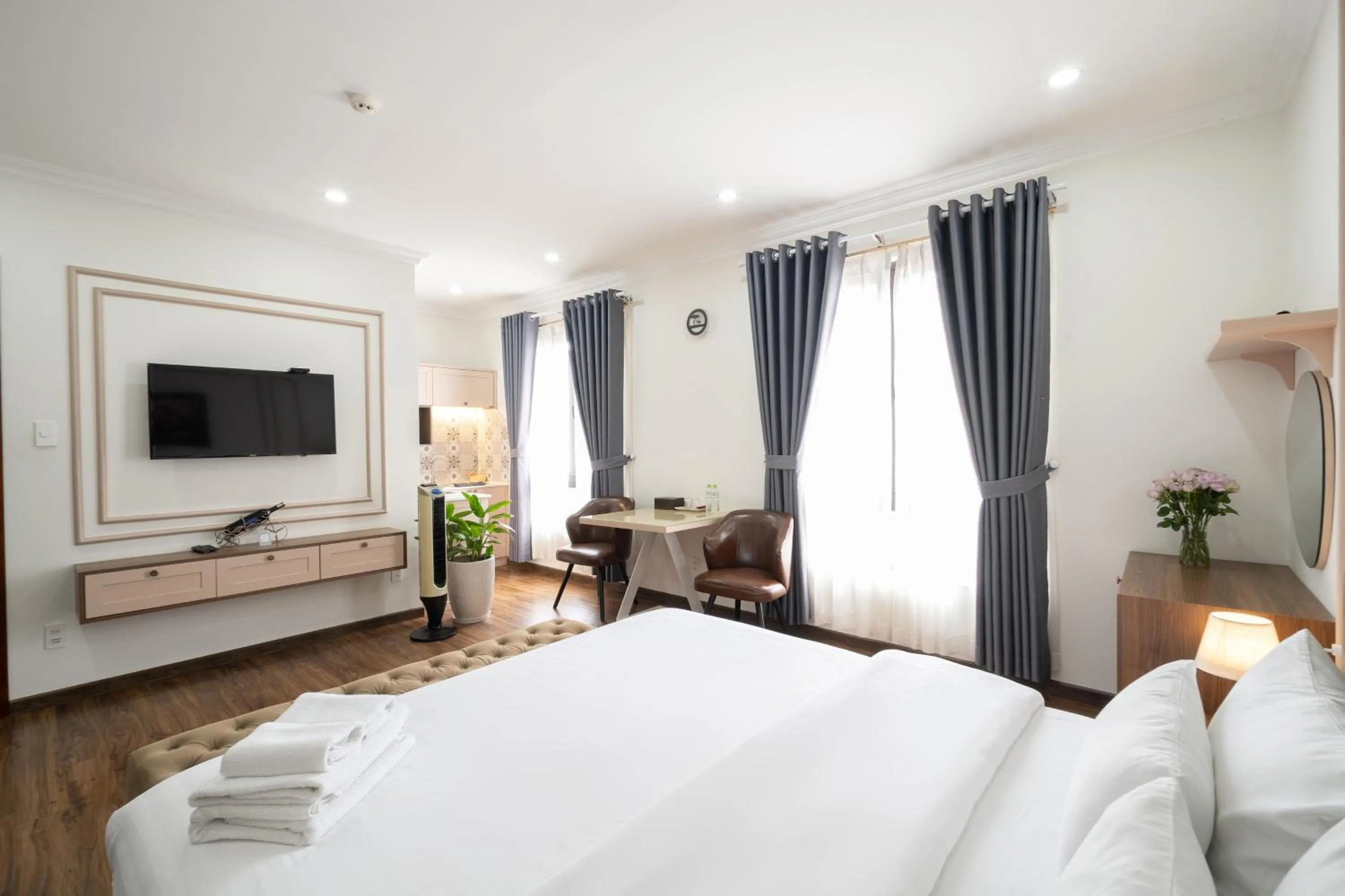 Communal lounge/ TV room, Bed in N Queen Apartment Hotel