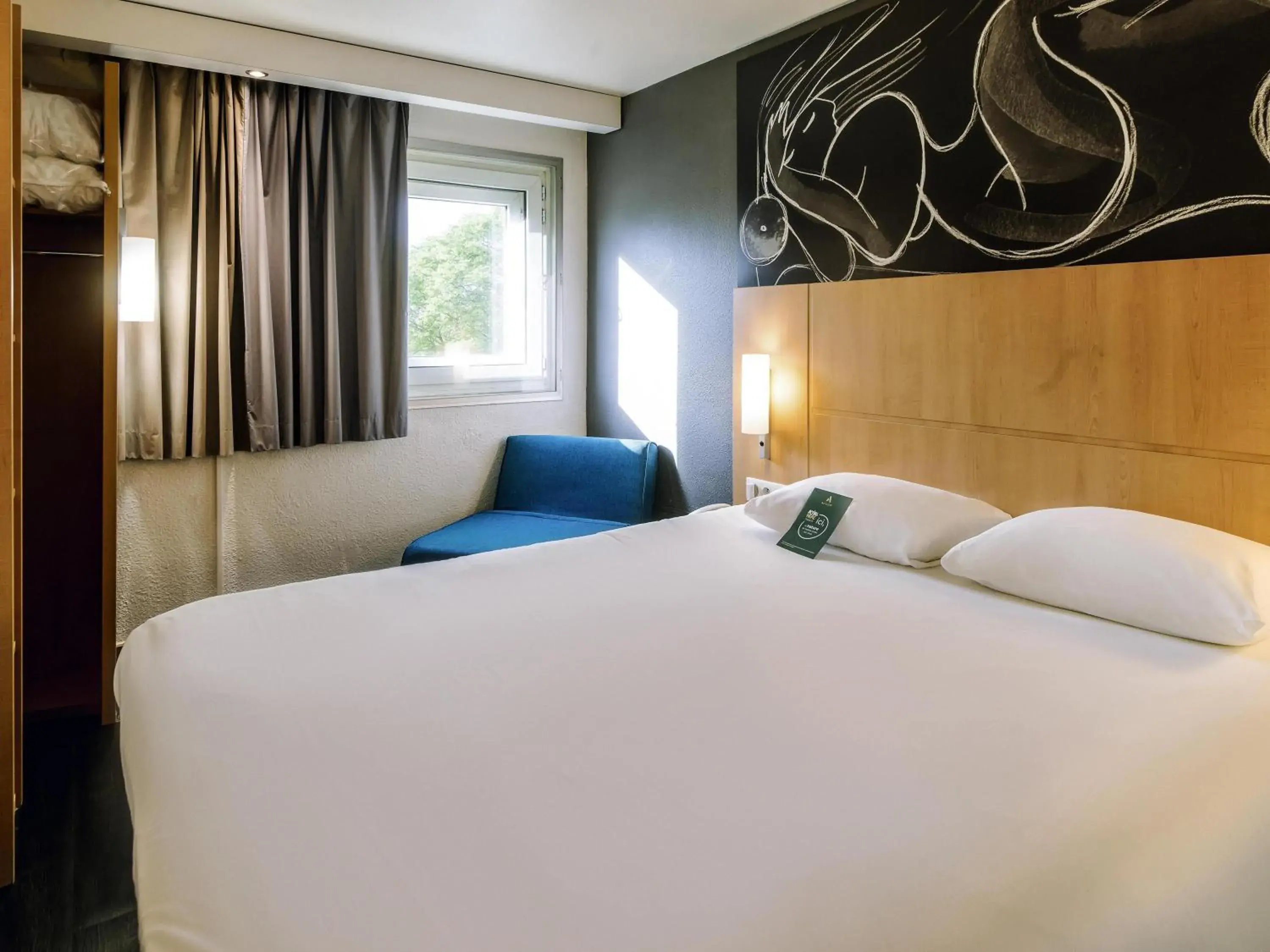 Standard Triple Room in ibis Avignon Centre Gare Standard Triple Room in ibis Avignon Centre Gare