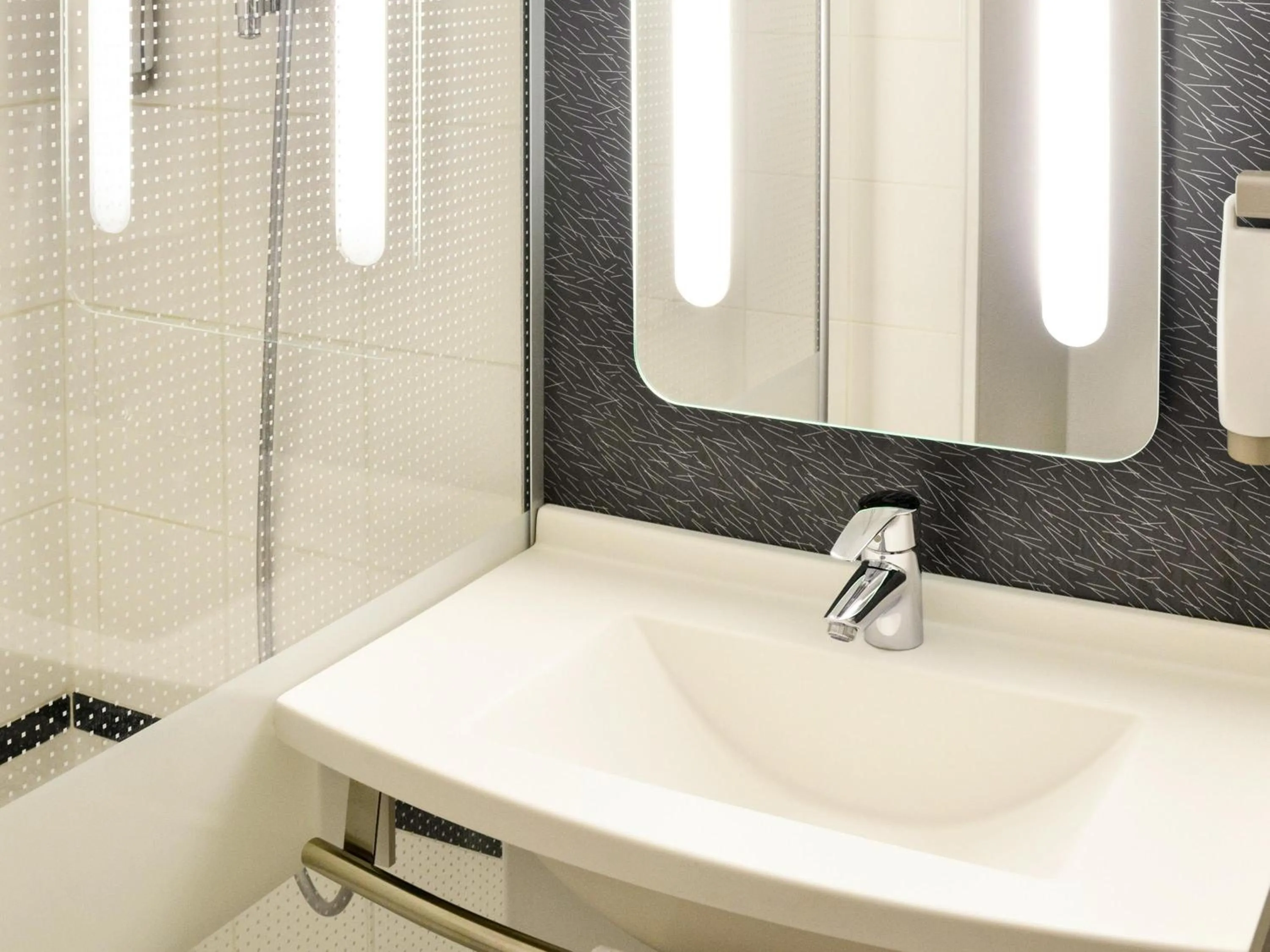 Bedroom in ibis Avignon Centre Gare