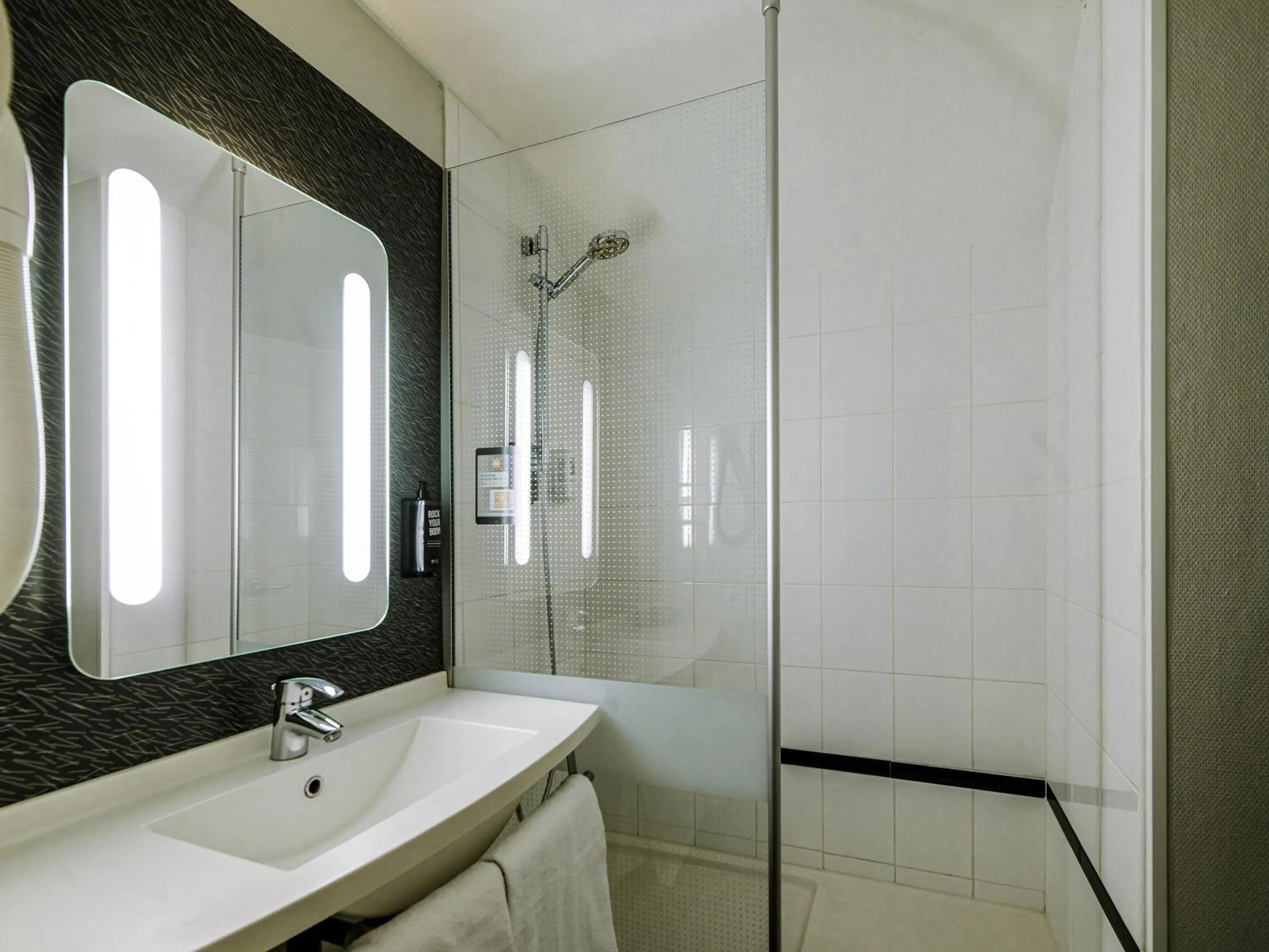 Bedroom in ibis Avignon Centre Gare