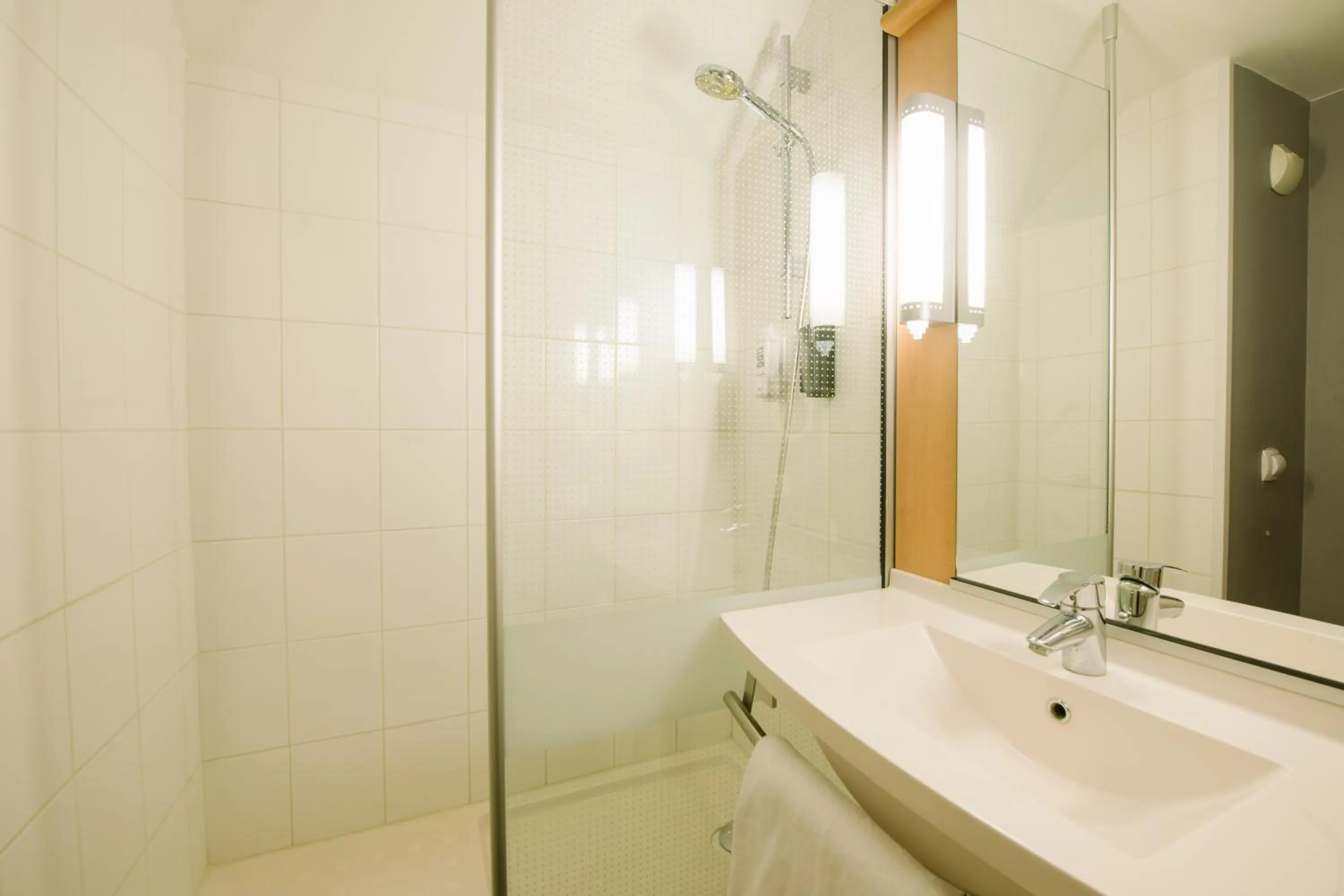 Bathroom in ibis Avignon Centre Gare