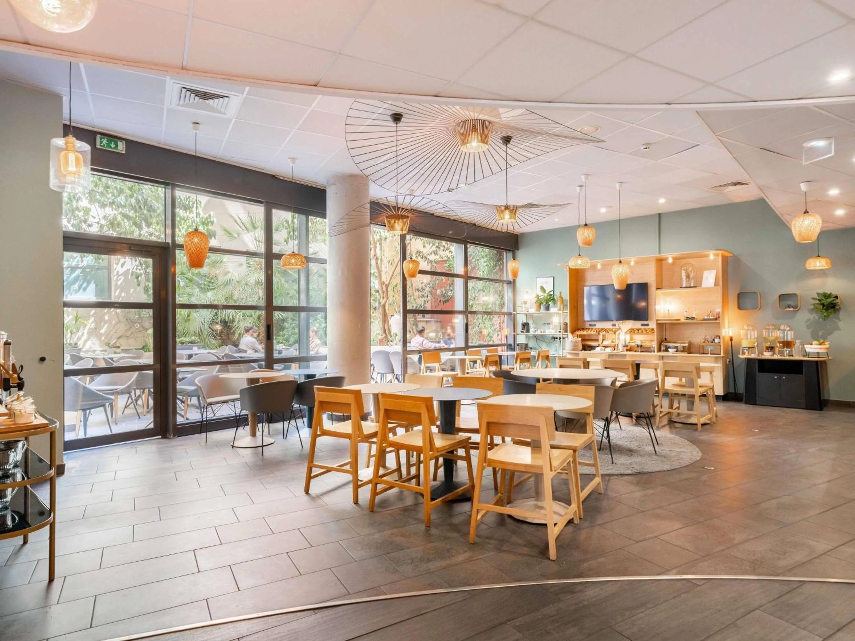 Restaurant/places to eat in Novotel Suites Cannes Centre