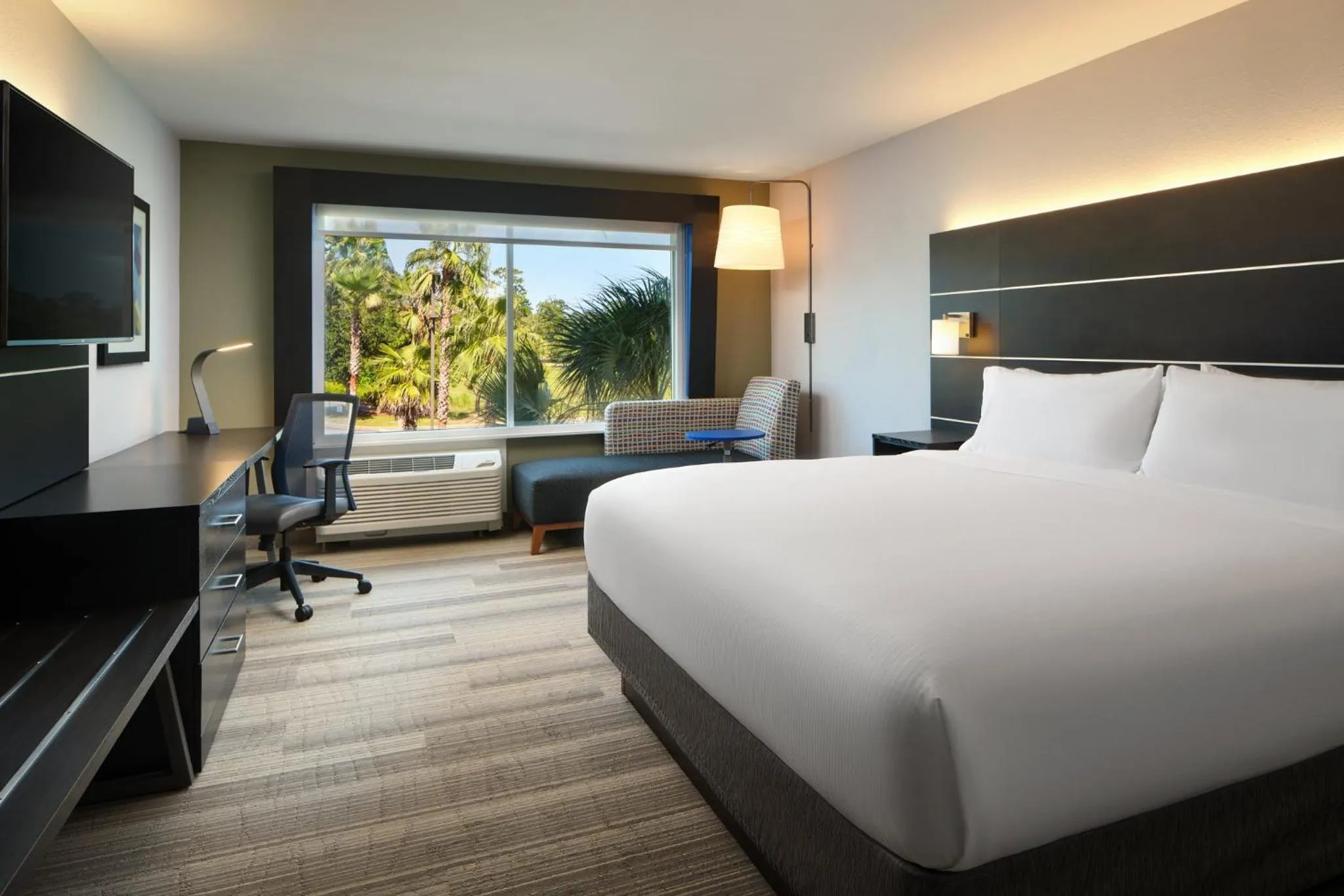 Photo of the whole room, Bed in Holiday Inn Express & Suites Brunswick by IHG