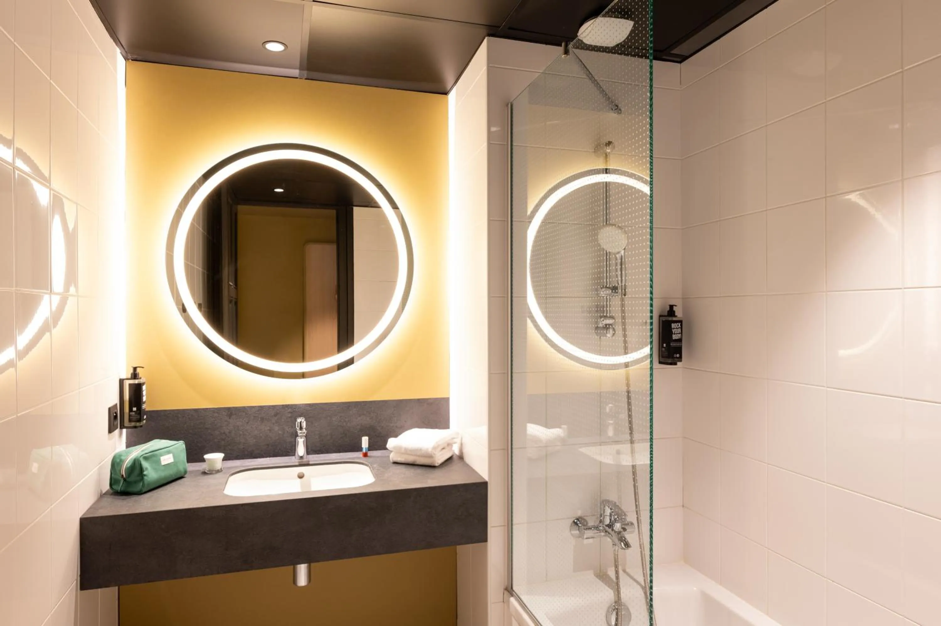 Shower in ibis Lyon Centre Perrache