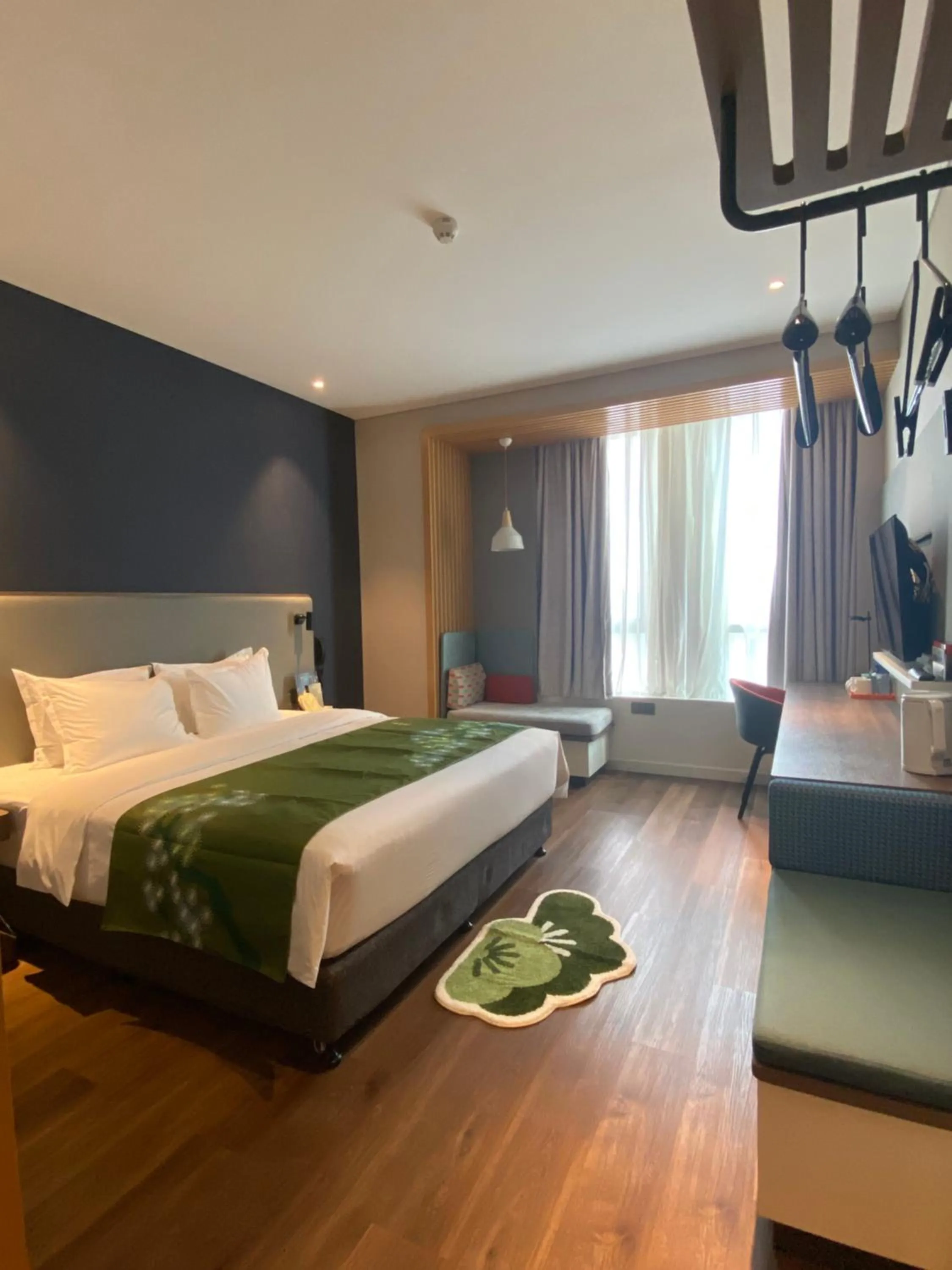 Bed in Holiday Inn Express Hangzhou Binjiang Aoti by IHG