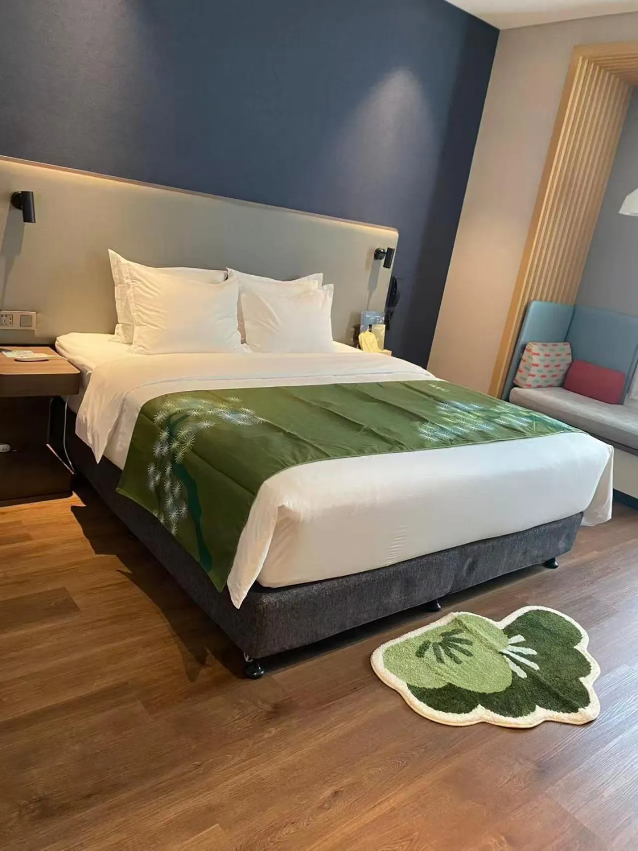 Bed in Holiday Inn Express Hangzhou Binjiang Aoti by IHG