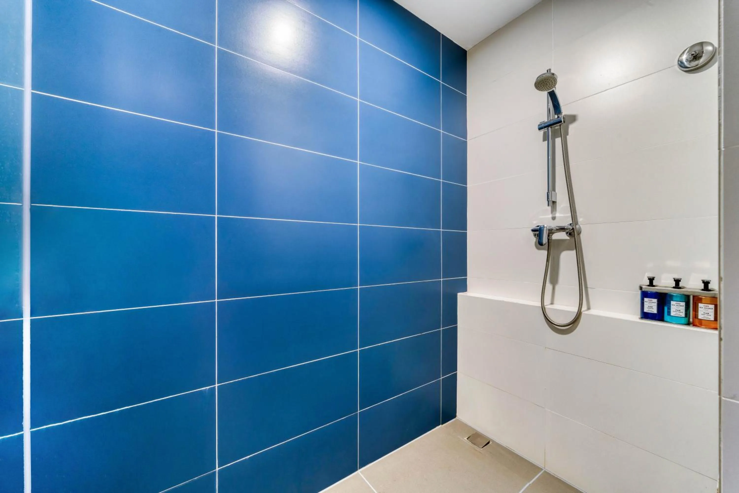 Photo of the whole room in Holiday Inn Express Hangzhou Binjiang Aoti by IHG