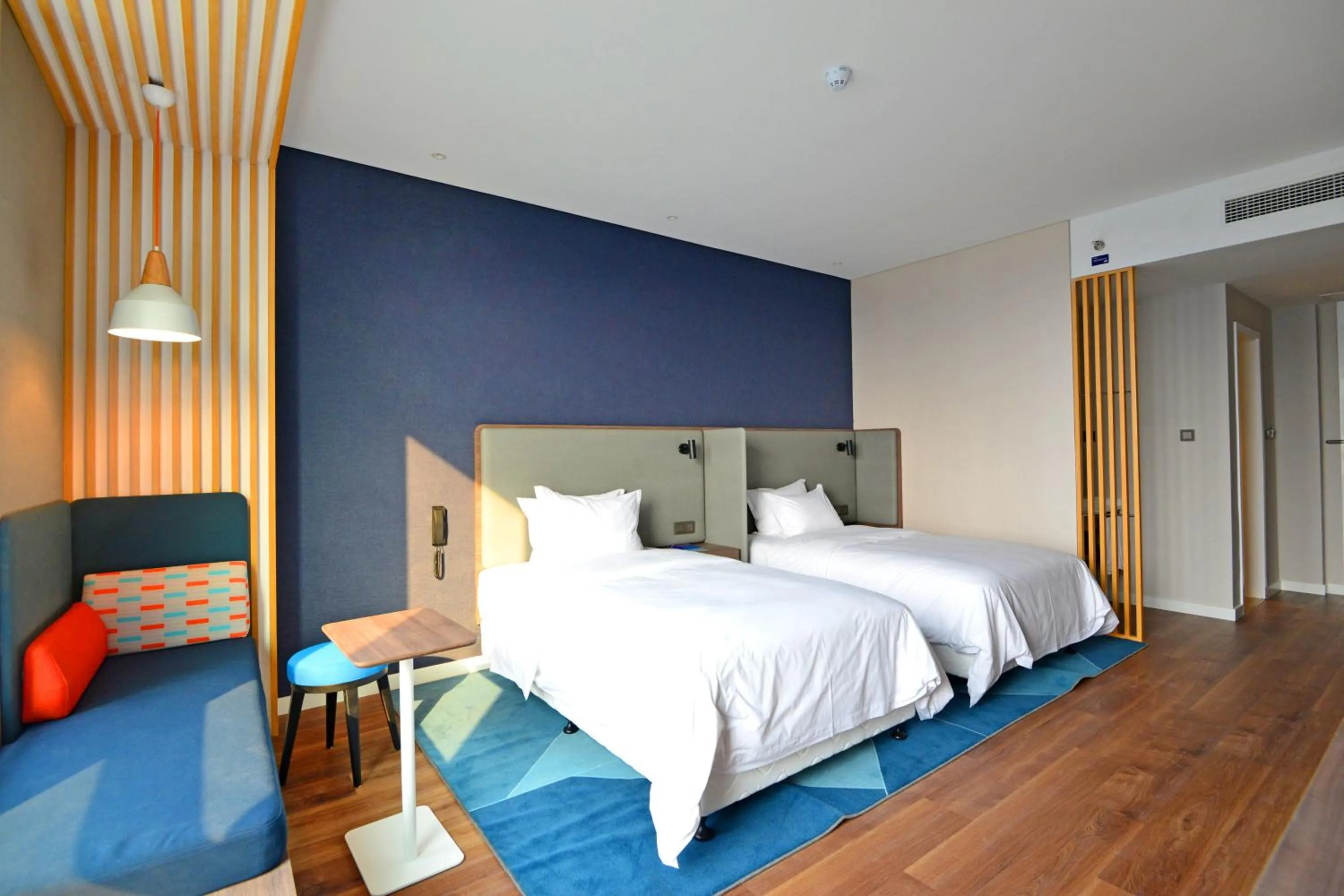 Photo of the whole room, Bed in Holiday Inn Express Hangzhou Binjiang Aoti by IHG