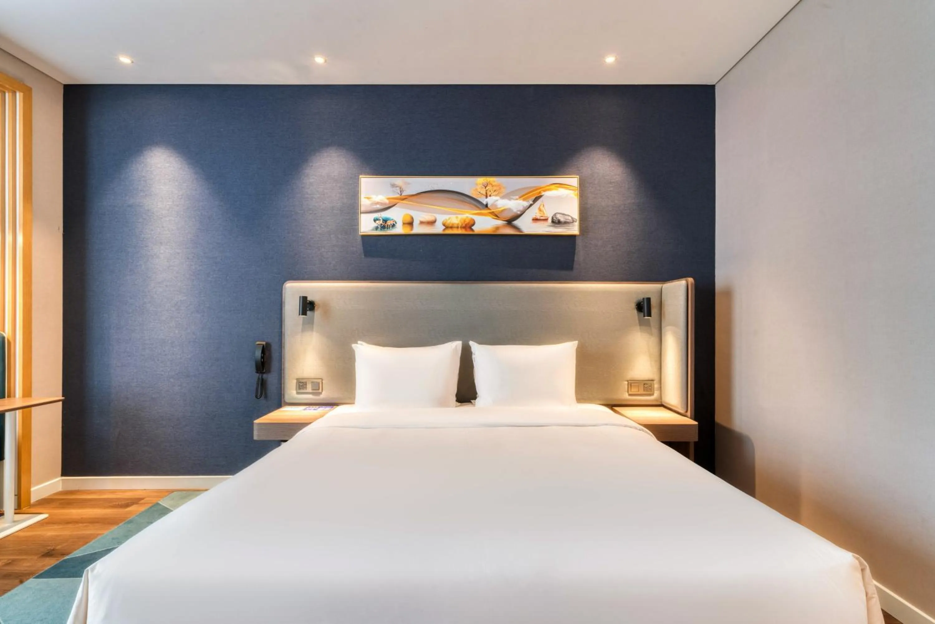 Photo of the whole room, Bed in Holiday Inn Express Hangzhou Binjiang Aoti by IHG