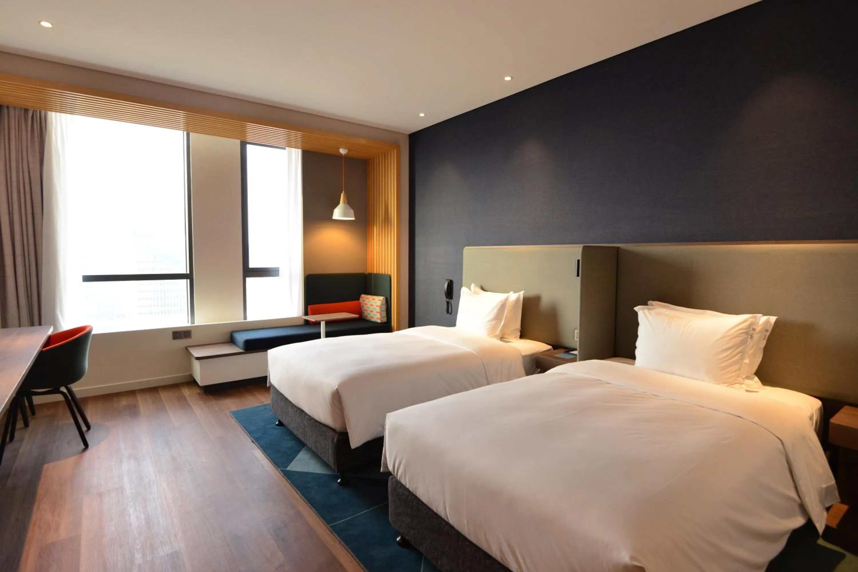 Photo of the whole room, Bed in Holiday Inn Express Hangzhou Binjiang Aoti by IHG