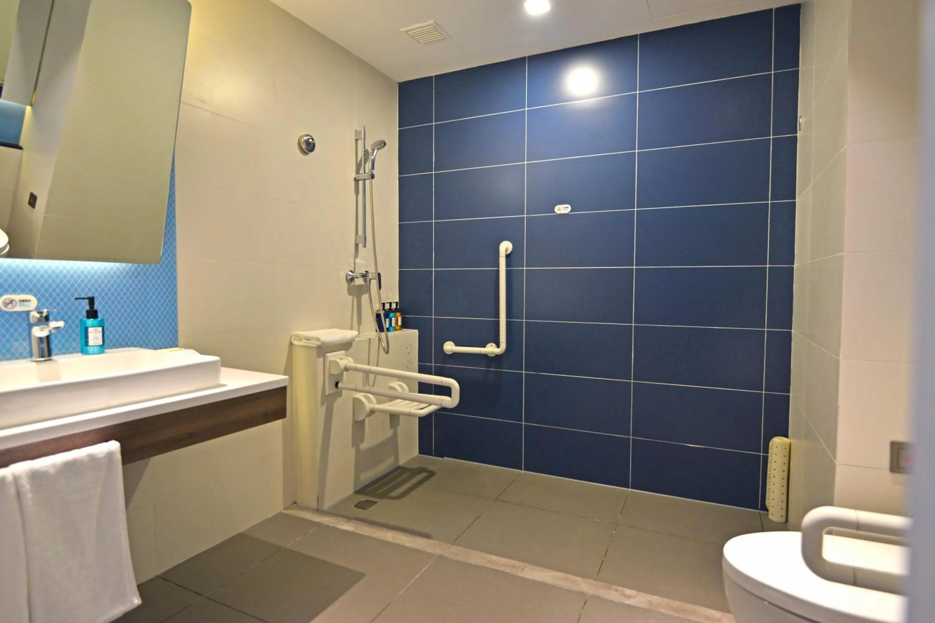 Photo of the whole room in Holiday Inn Express Hangzhou Binjiang Aoti by IHG