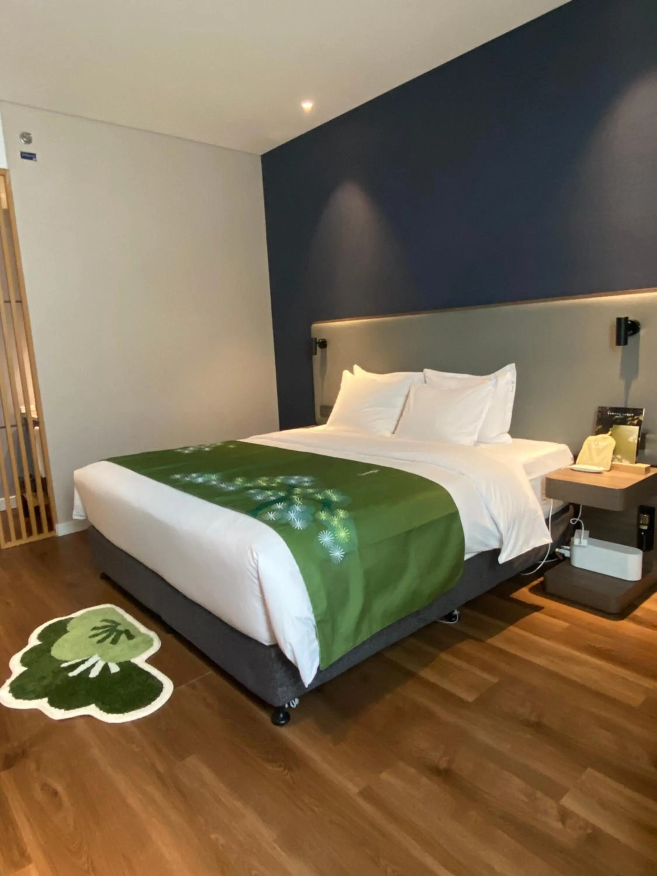 Bed in Holiday Inn Express Hangzhou Binjiang Aoti by IHG