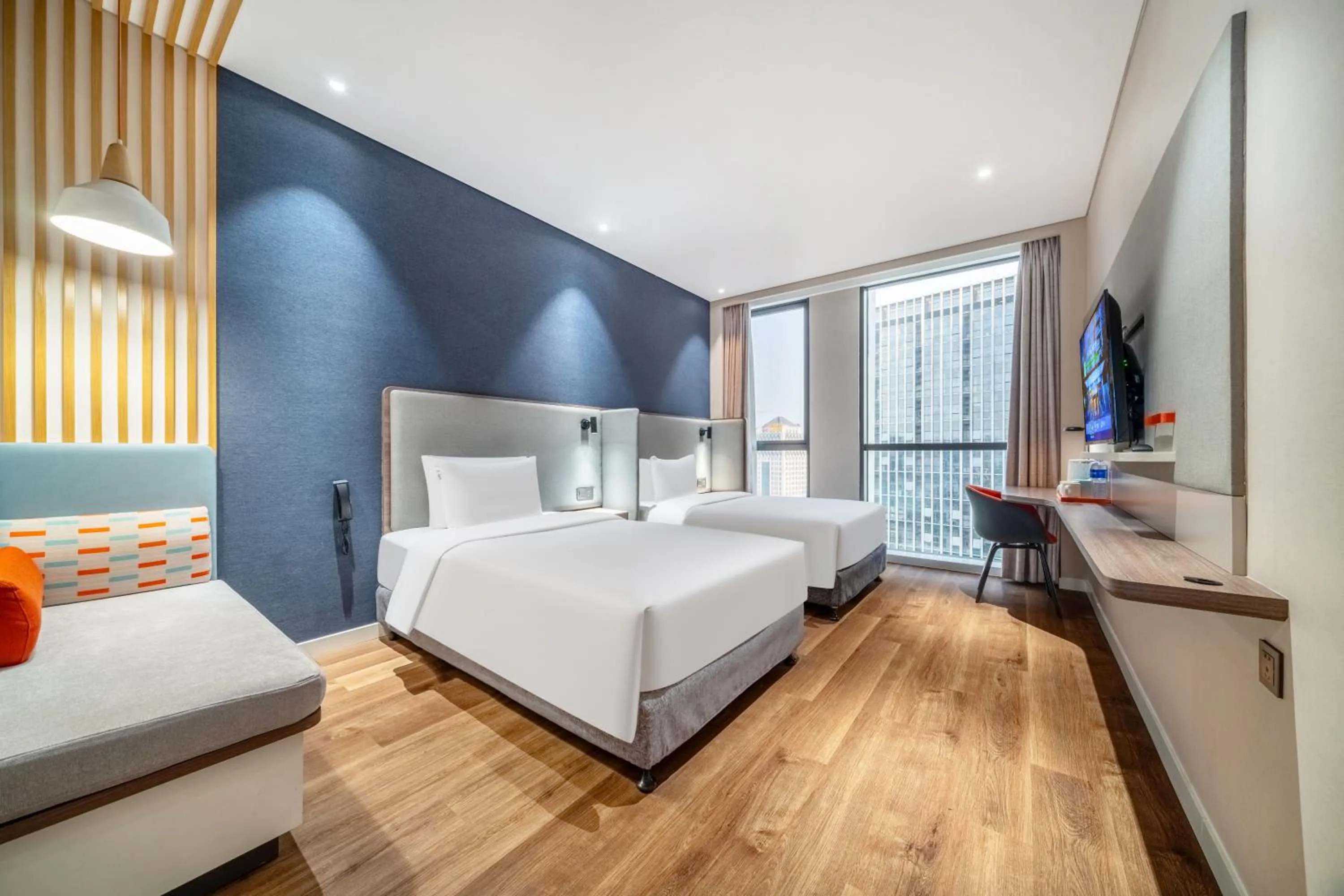 Bed in Holiday Inn Express Hangzhou Binjiang Aoti by IHG