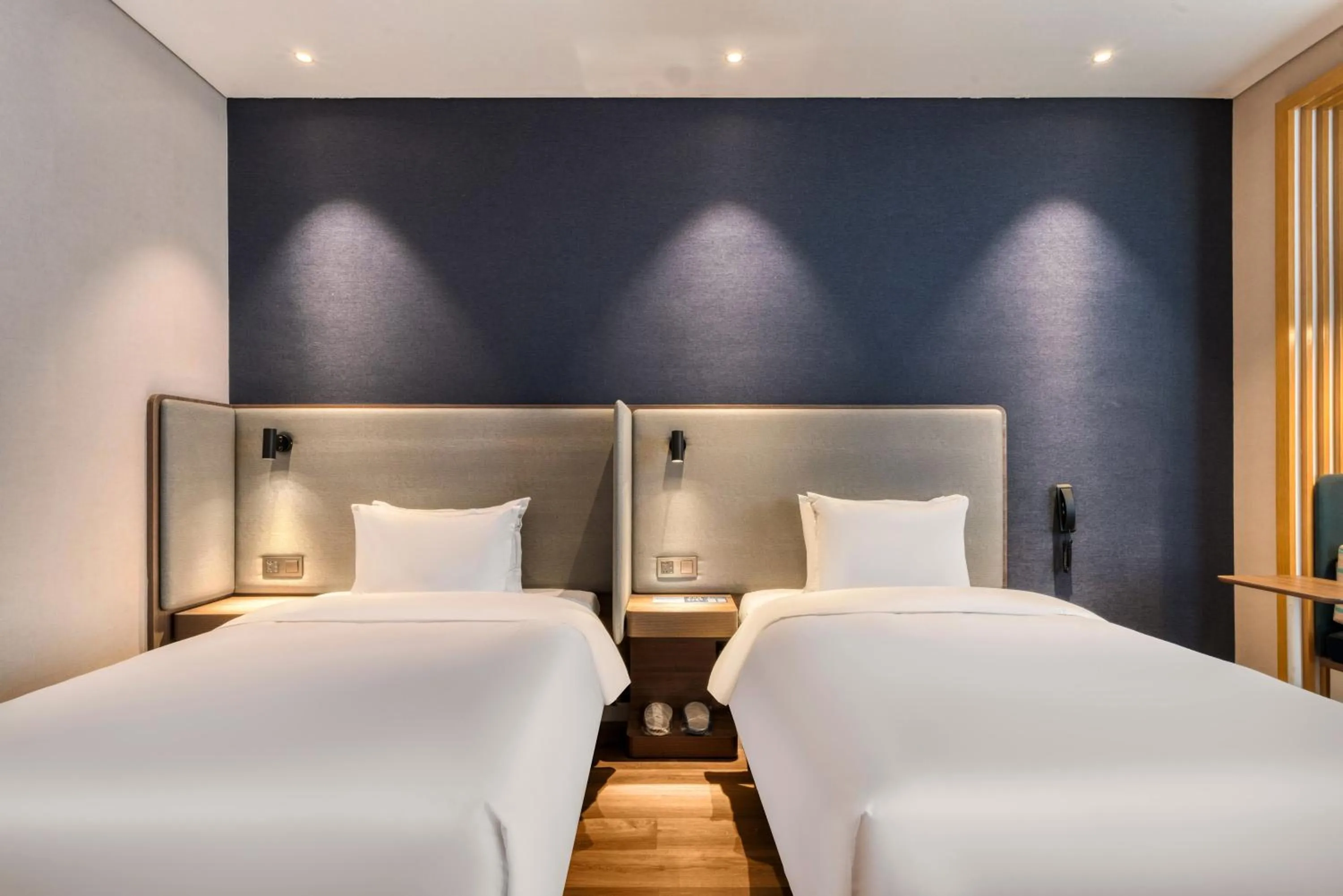 Photo of the whole room, Bed in Holiday Inn Express Hangzhou Binjiang Aoti by IHG