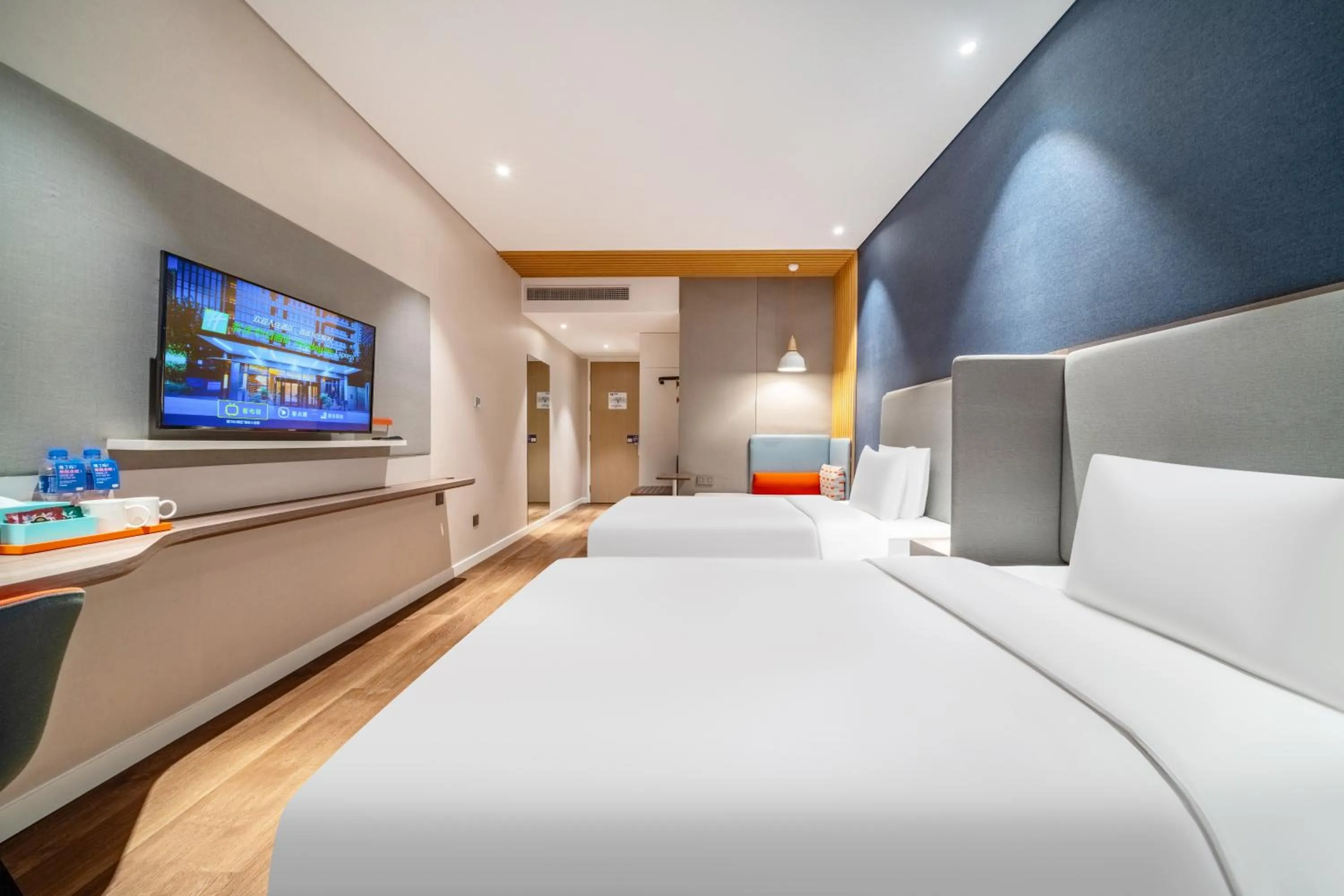 Bed in Holiday Inn Express Hangzhou Binjiang Aoti by IHG