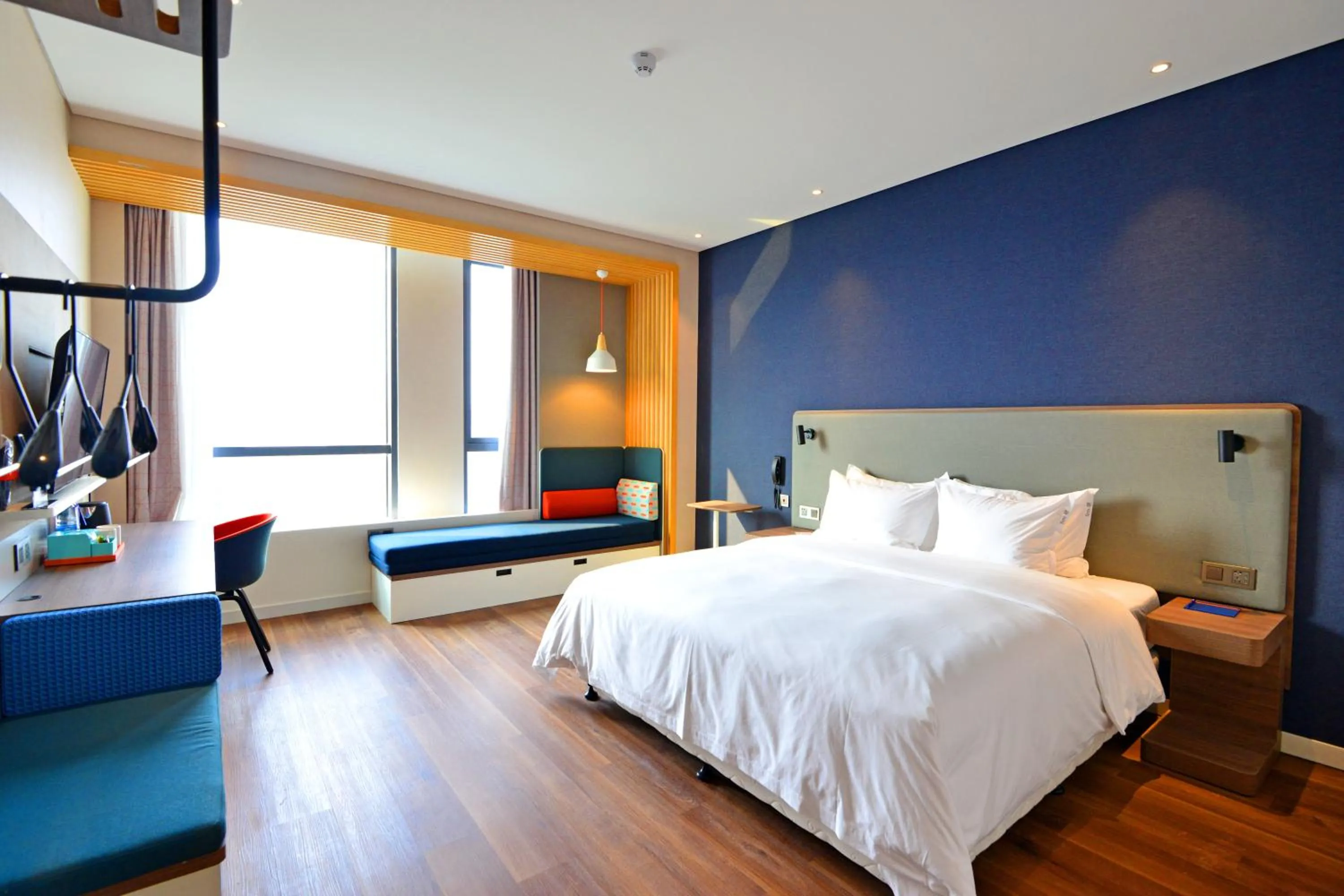 Photo of the whole room, Bed in Holiday Inn Express Hangzhou Binjiang Aoti by IHG