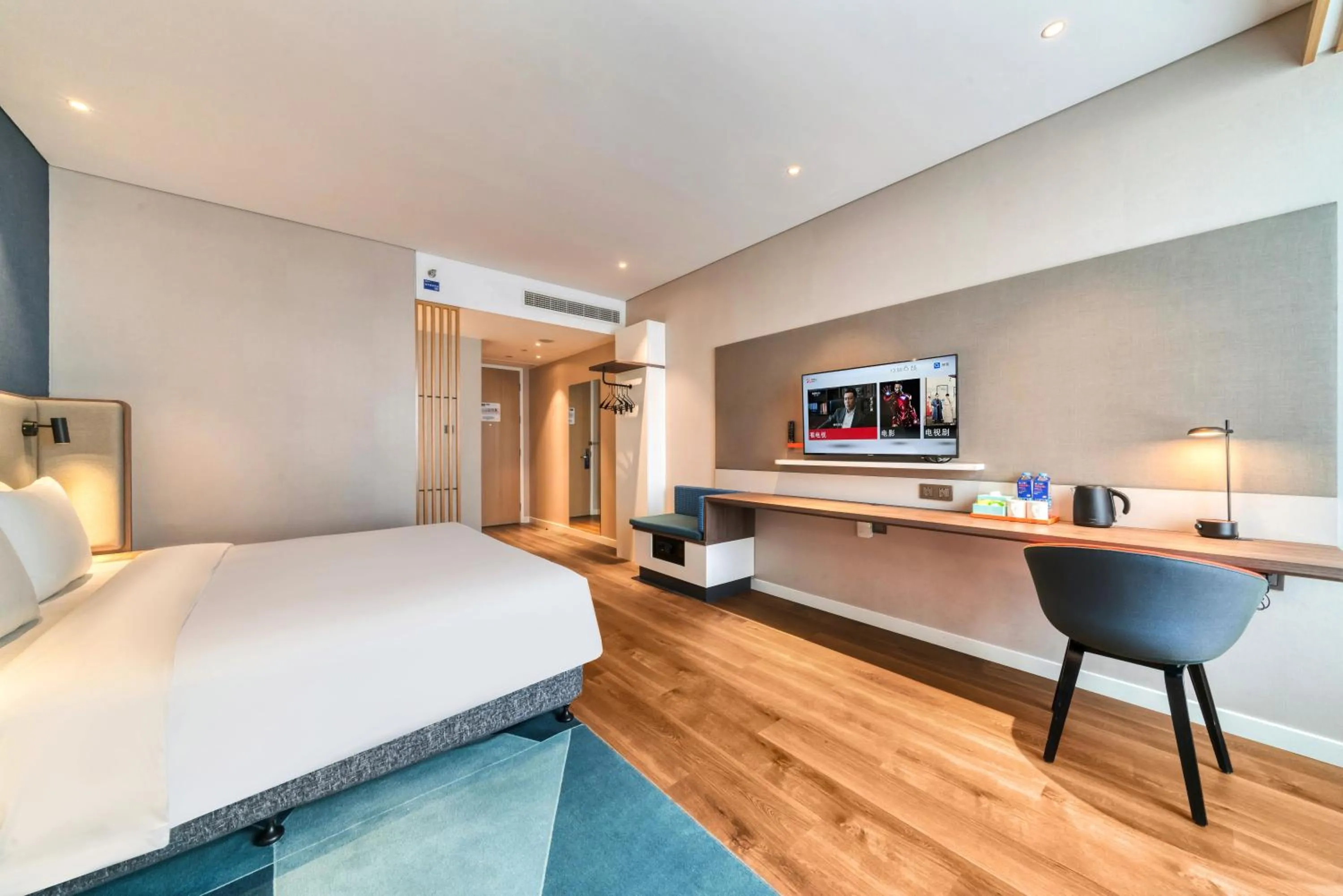 Bed in Holiday Inn Express Hangzhou Binjiang Aoti by IHG