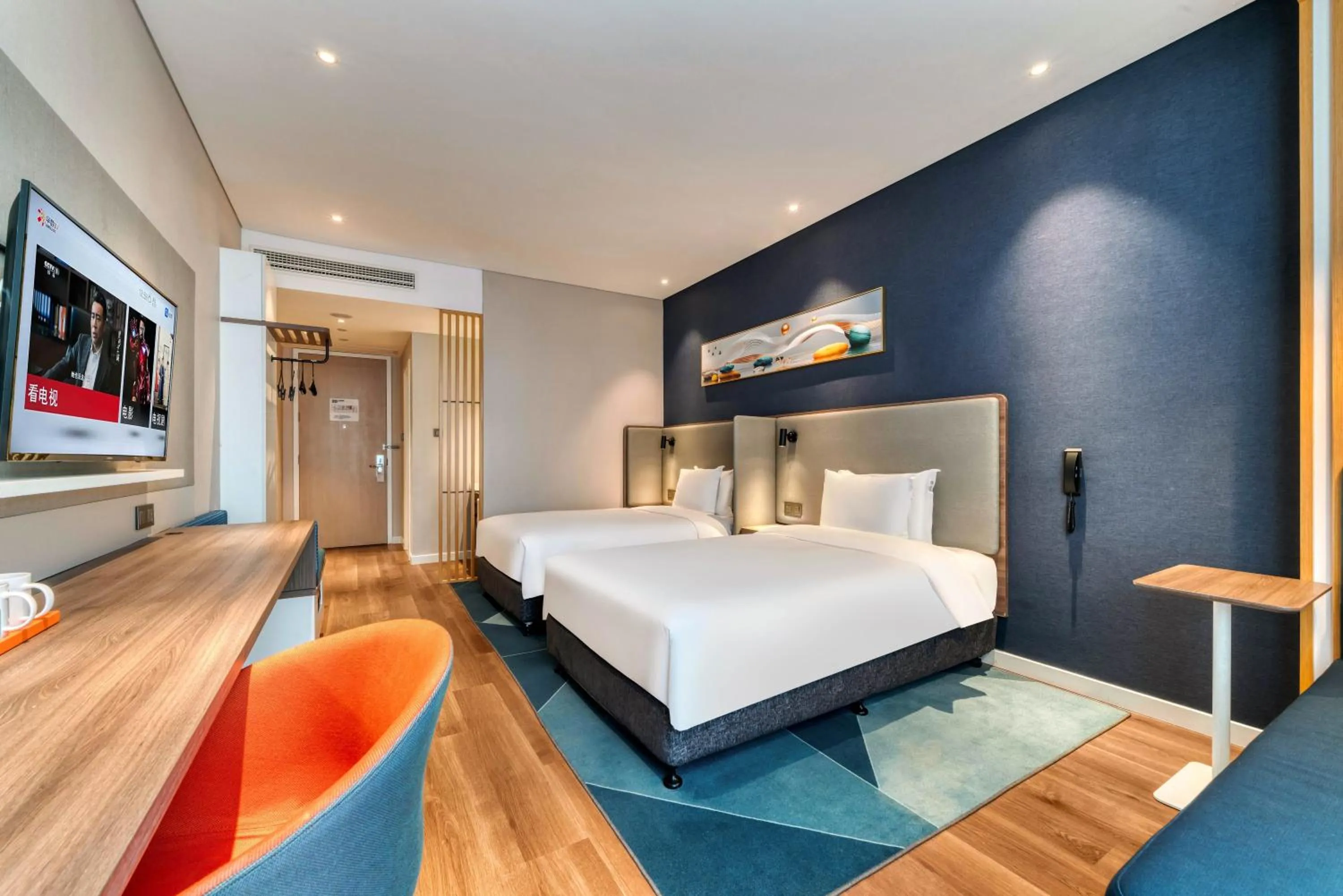 Photo of the whole room, Bed in Holiday Inn Express Hangzhou Binjiang Aoti by IHG