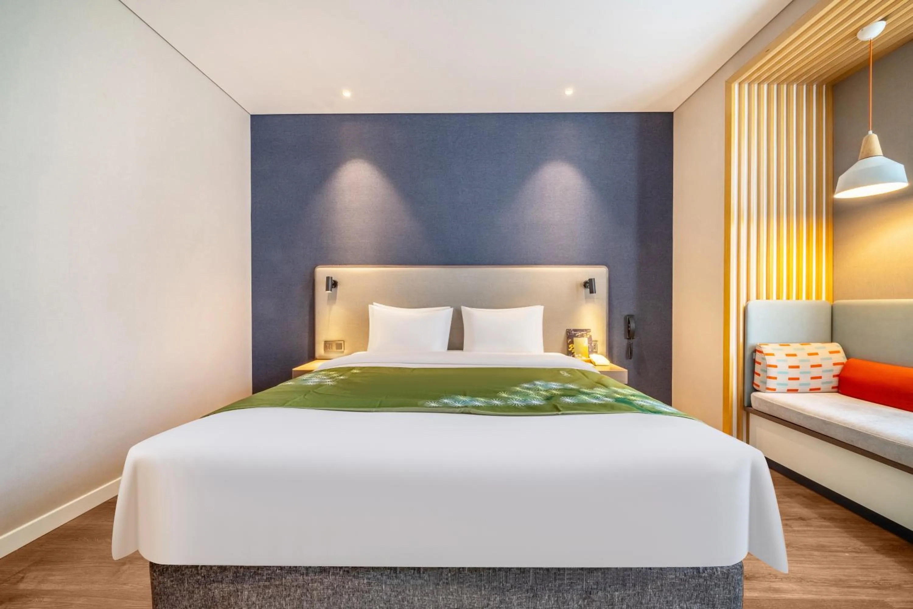 Bed in Holiday Inn Express Hangzhou Binjiang Aoti by IHG