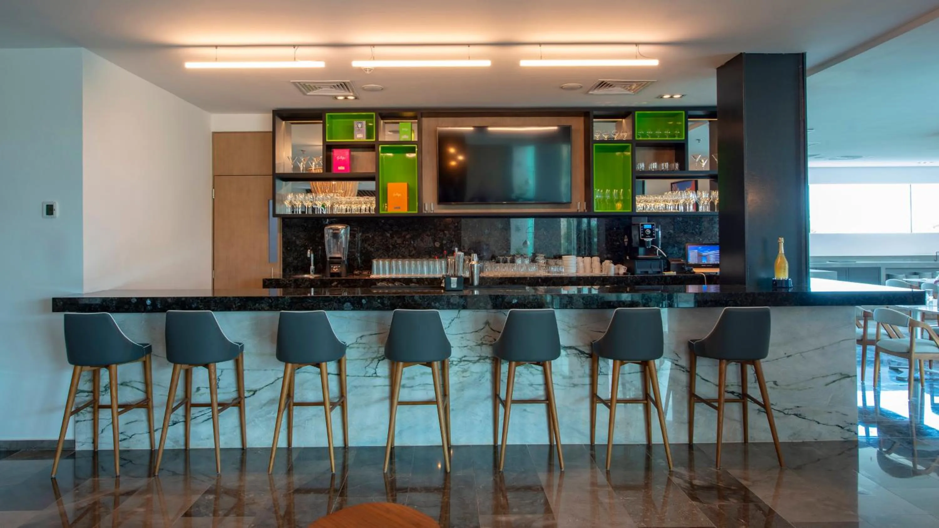 Lounge or bar in Holiday Inn & Suites - Merida La Isla by IHG