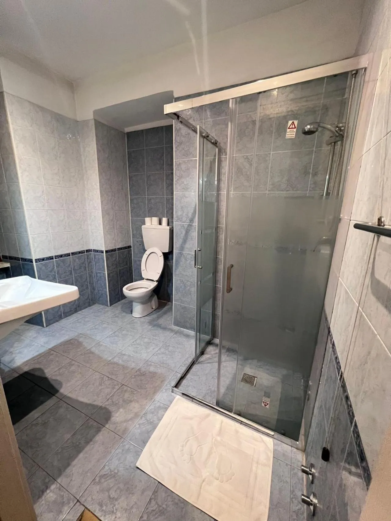 Toilet in Taverna Dantesca