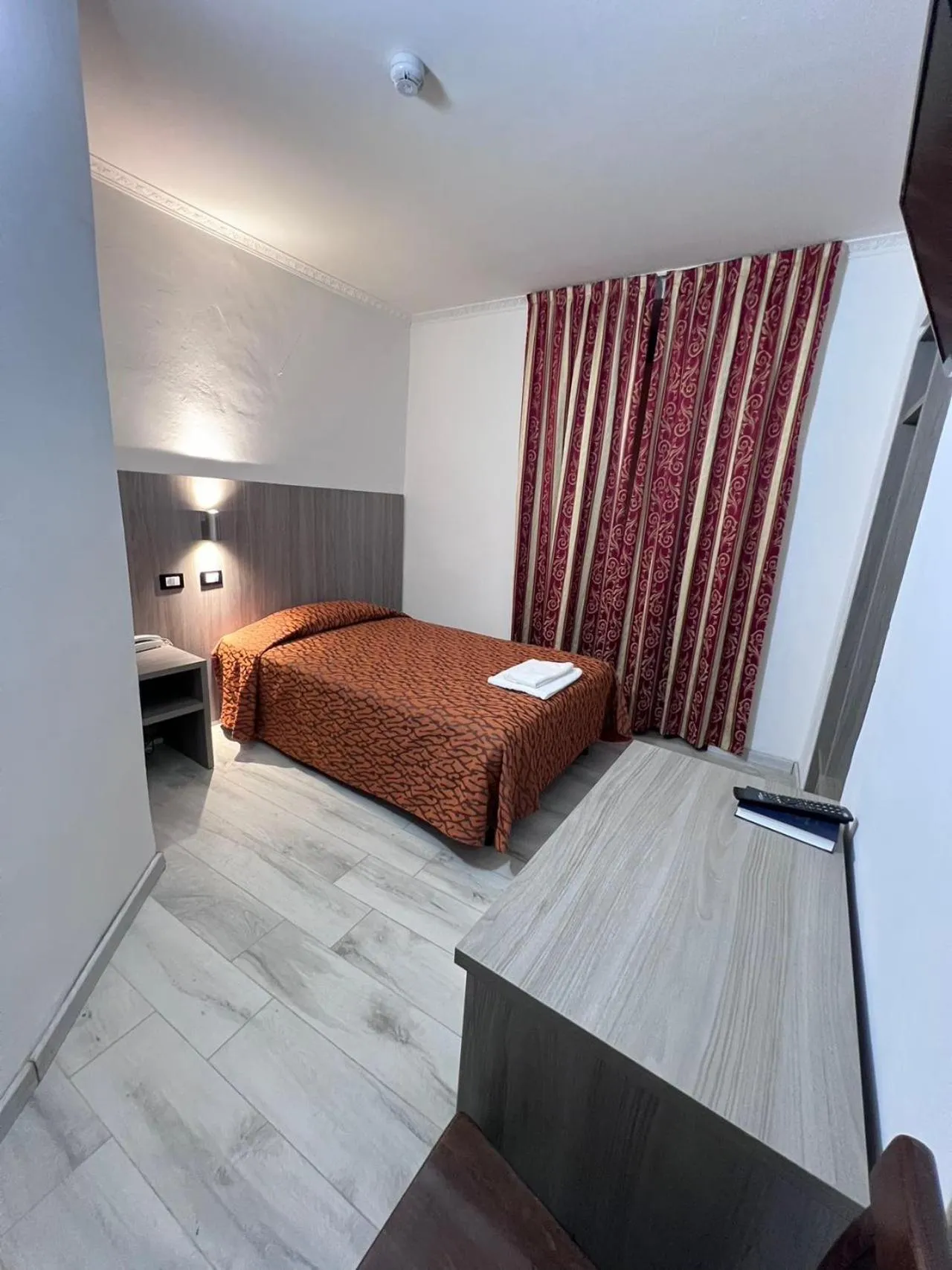 Bed in Taverna Dantesca