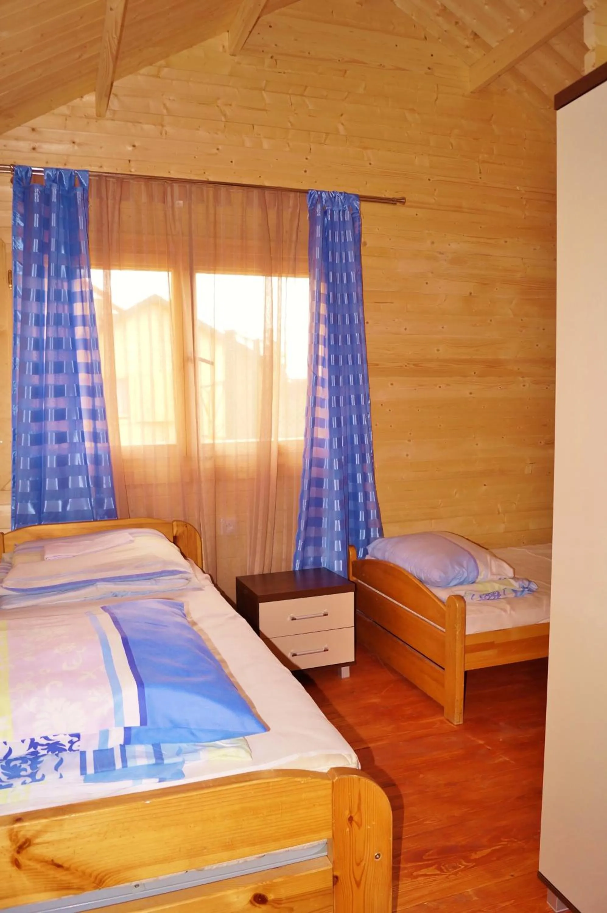 Bedroom, Bed in Onyx