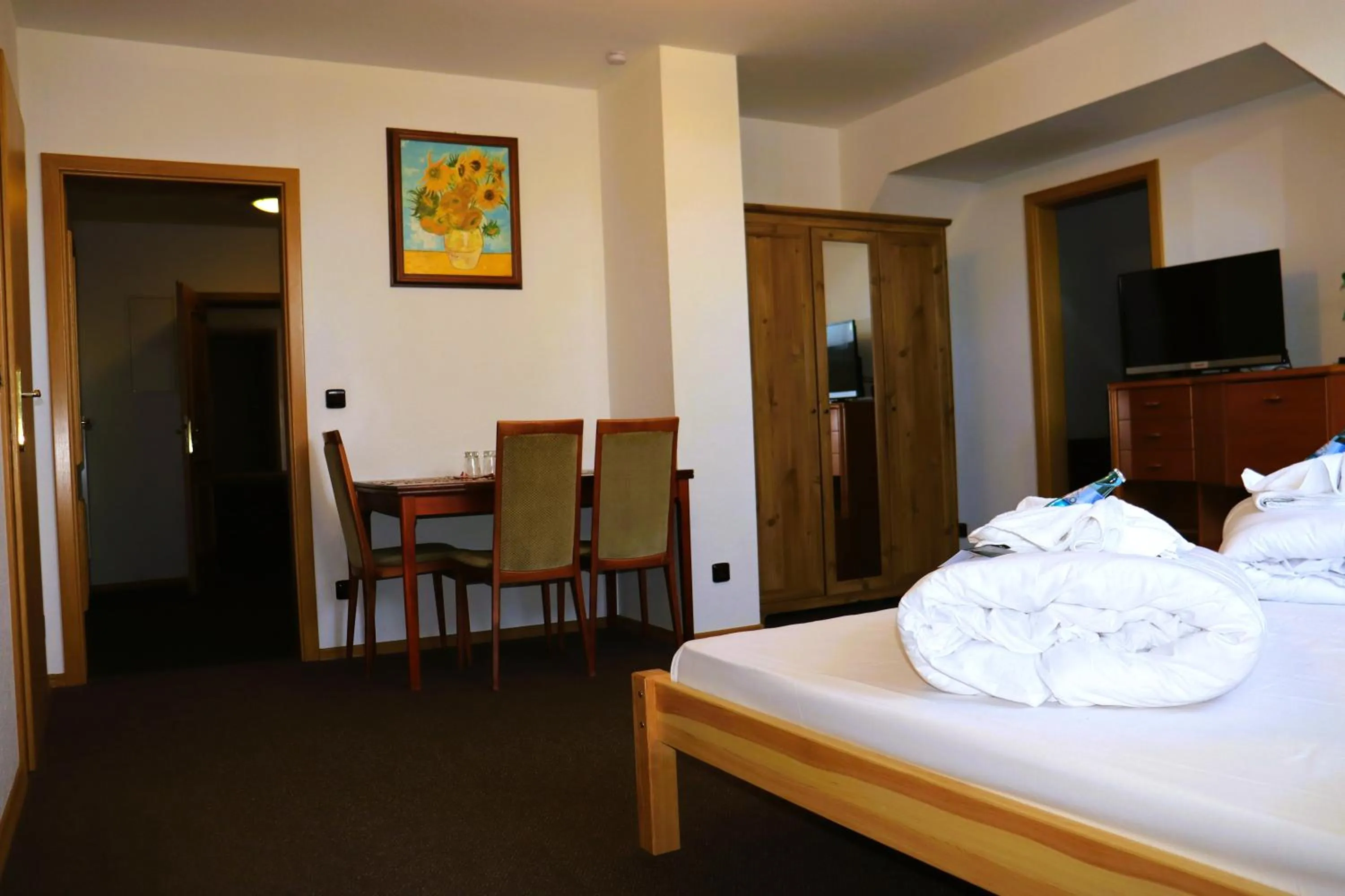 Photo of the whole room, Bed in Schwarzes Ross Hotel & Restaurant Oberwiesenthal