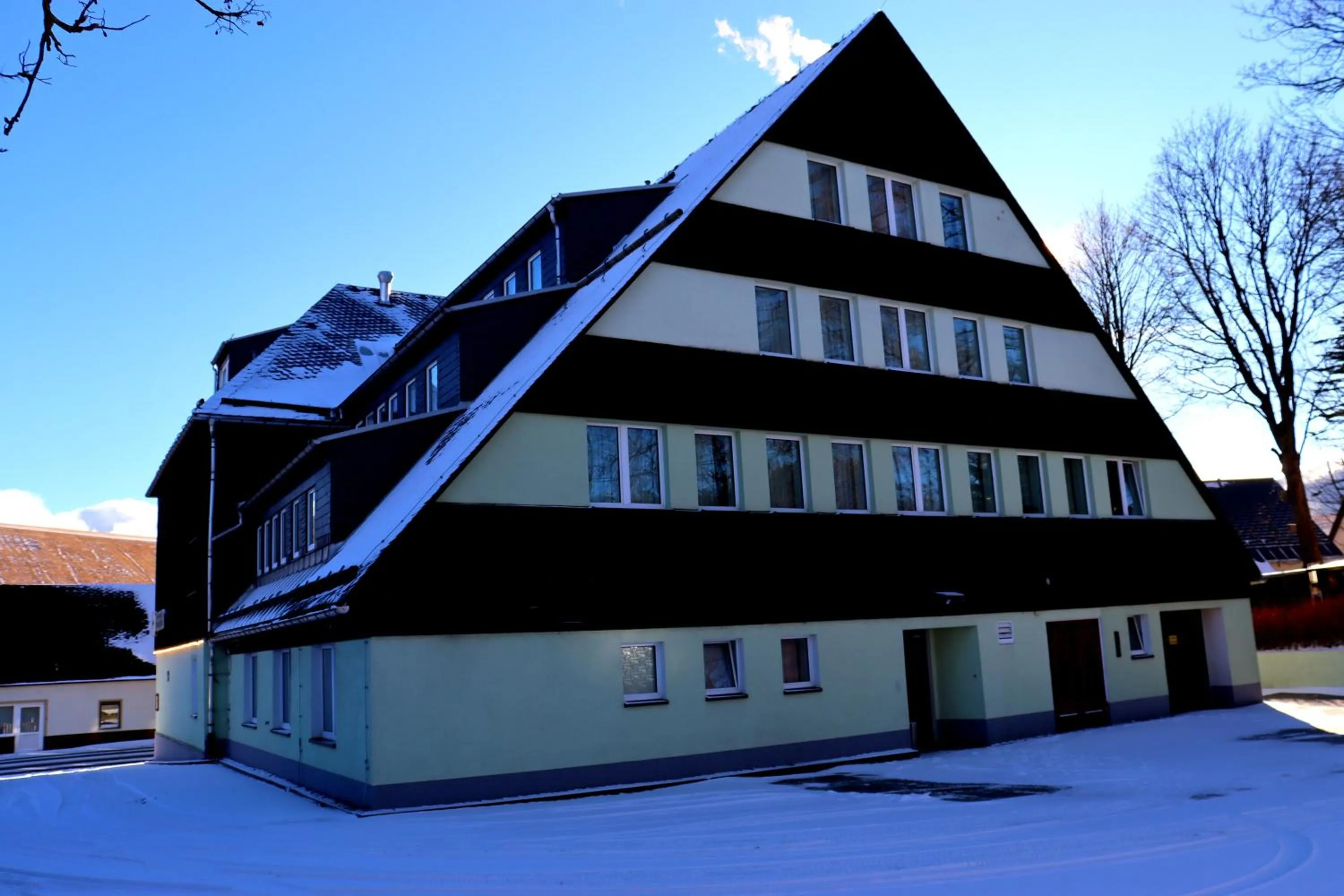 Property building in Schwarzes Ross Hotel & Restaurant Oberwiesenthal