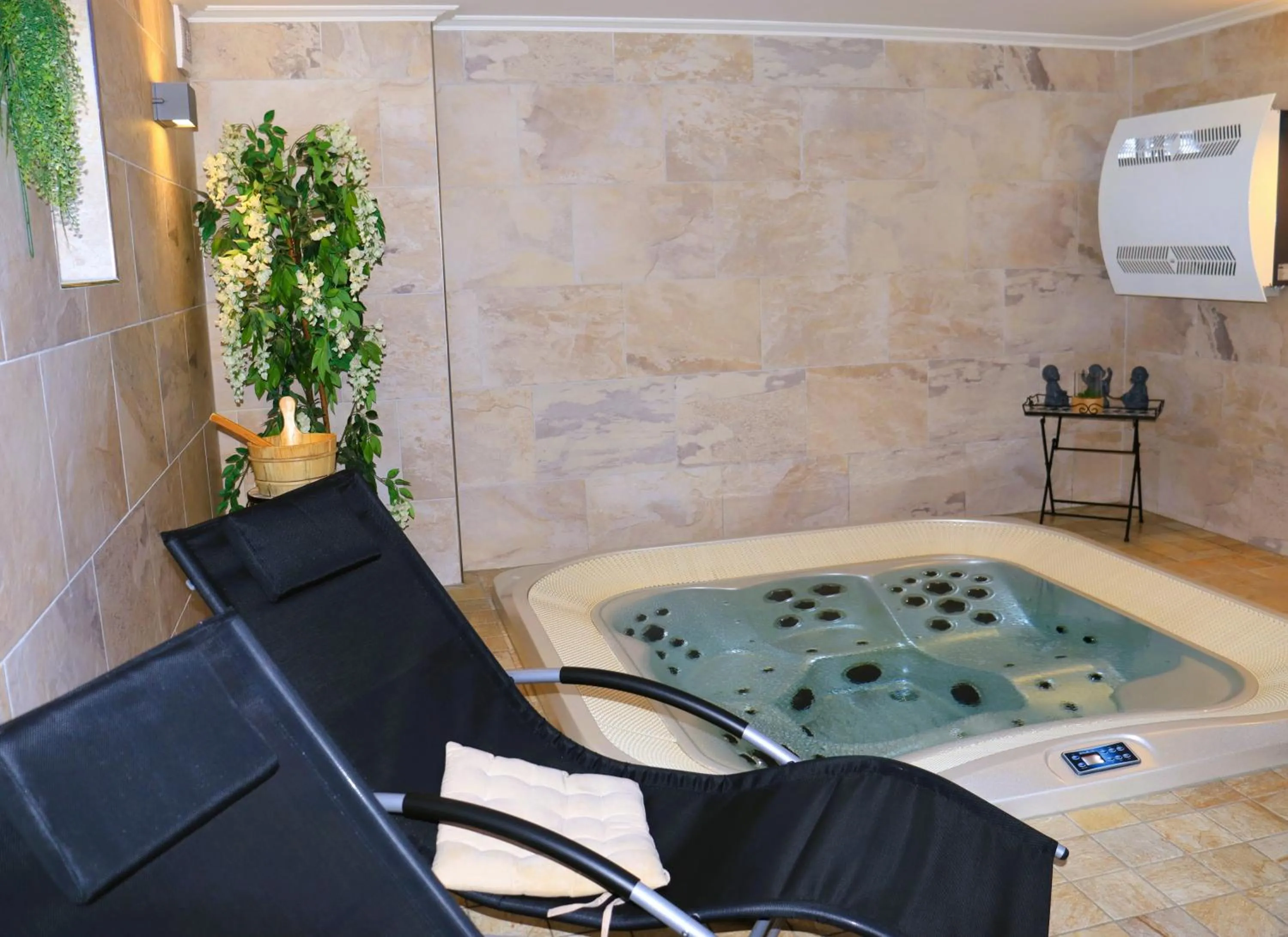 Hot Tub in Schwarzes Ross Hotel & Restaurant Oberwiesenthal