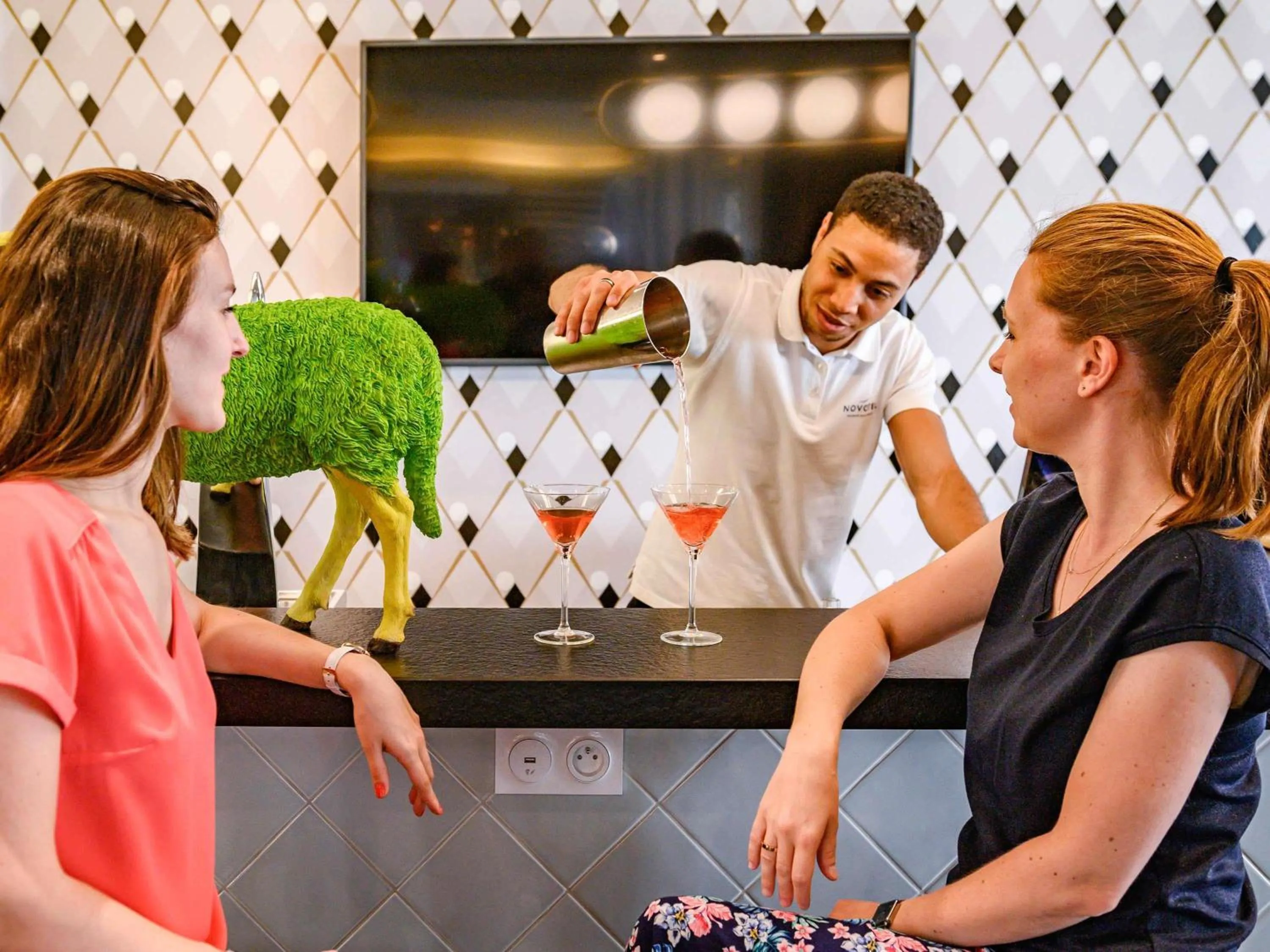 Lounge or bar in Novotel Orléans Chemins De Sologne Demeures De Campagne