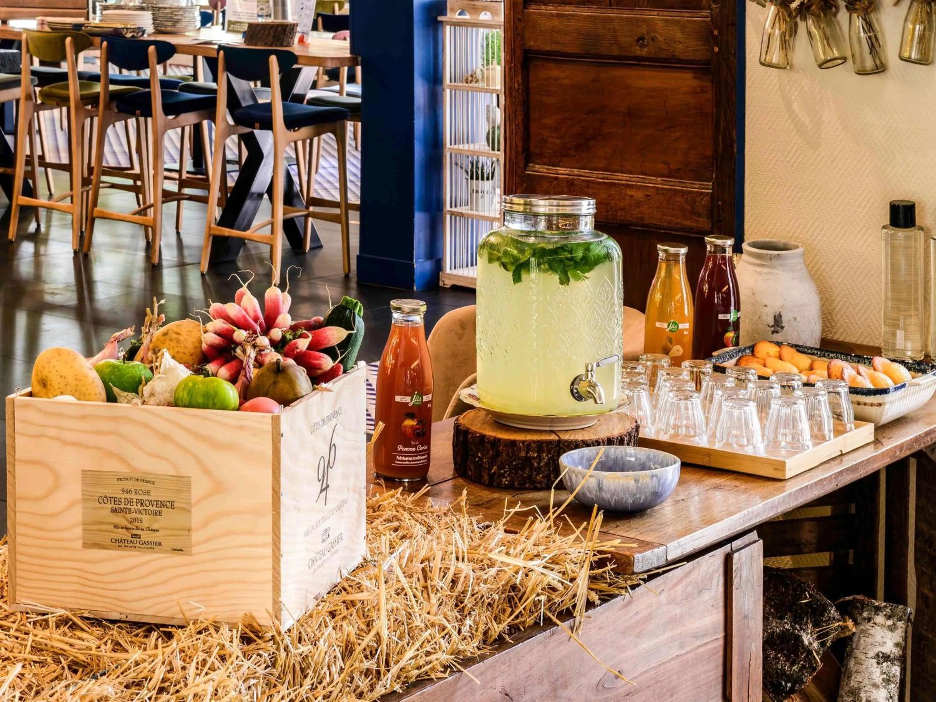 Lounge or bar in Novotel Orléans Chemins De Sologne Demeures De Campagne