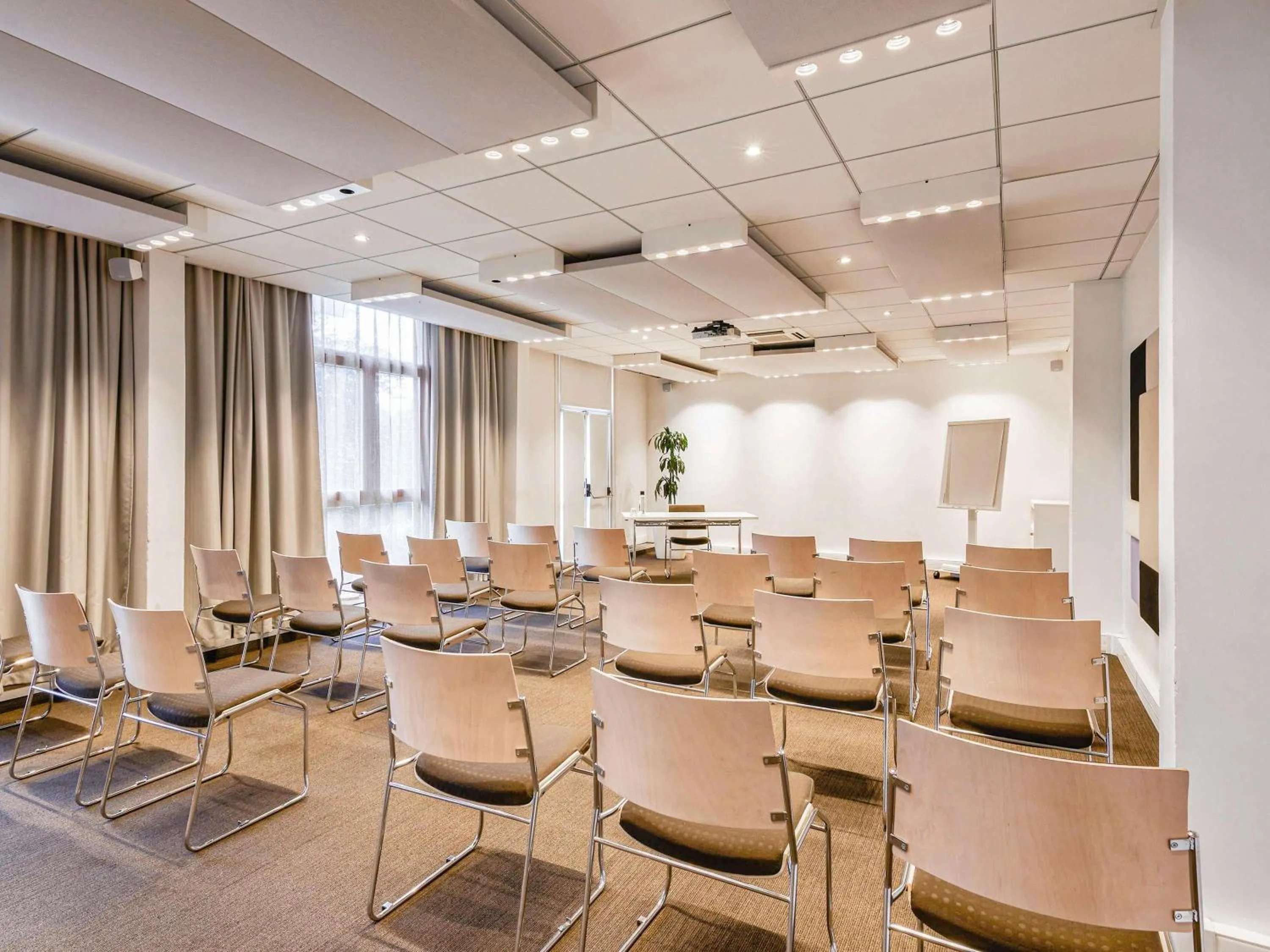 Meeting/conference room in Novotel Orléans Chemins De Sologne Demeures De Campagne