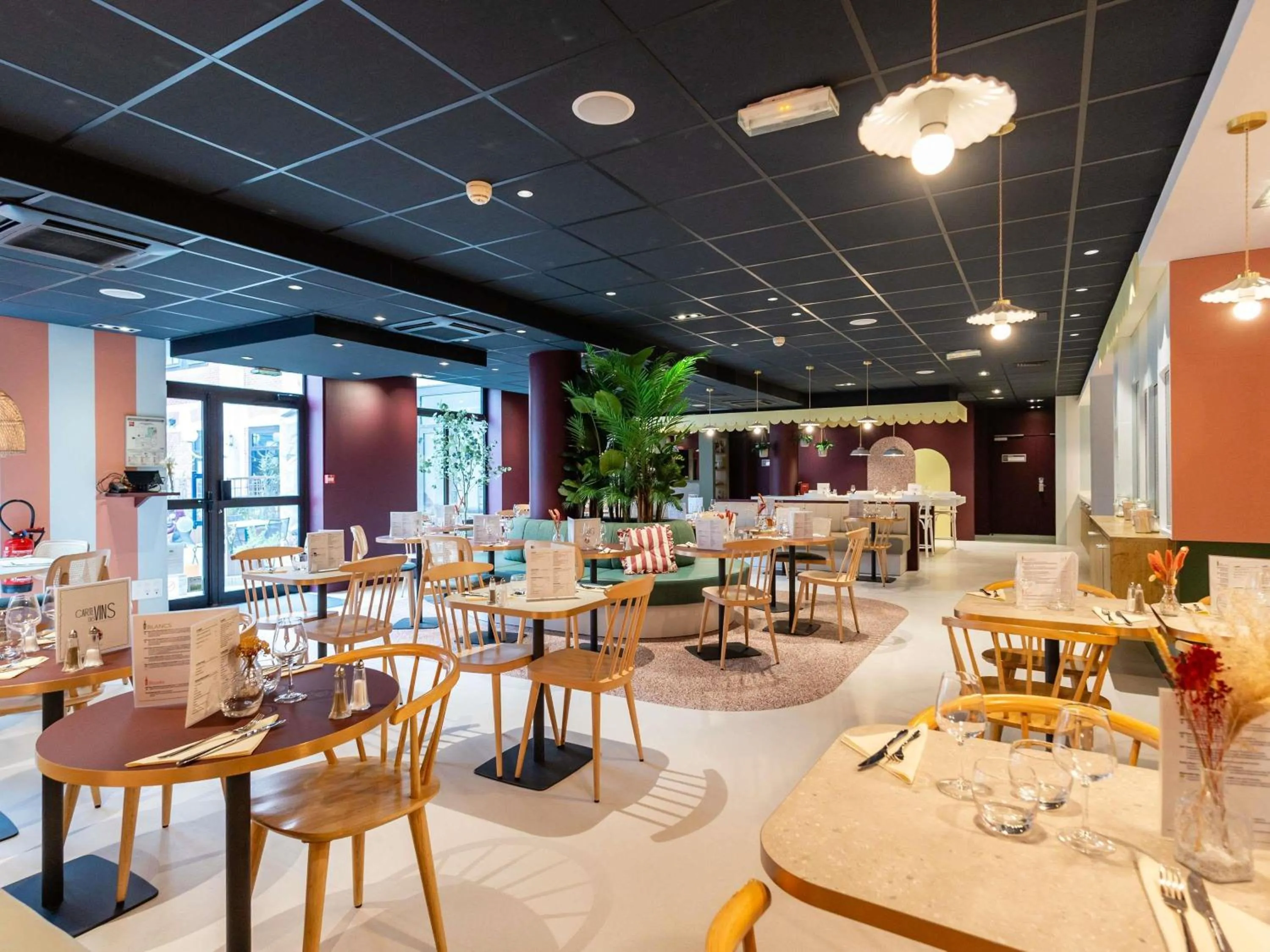 Restaurant/places to eat in ibis Lille Centre Gares