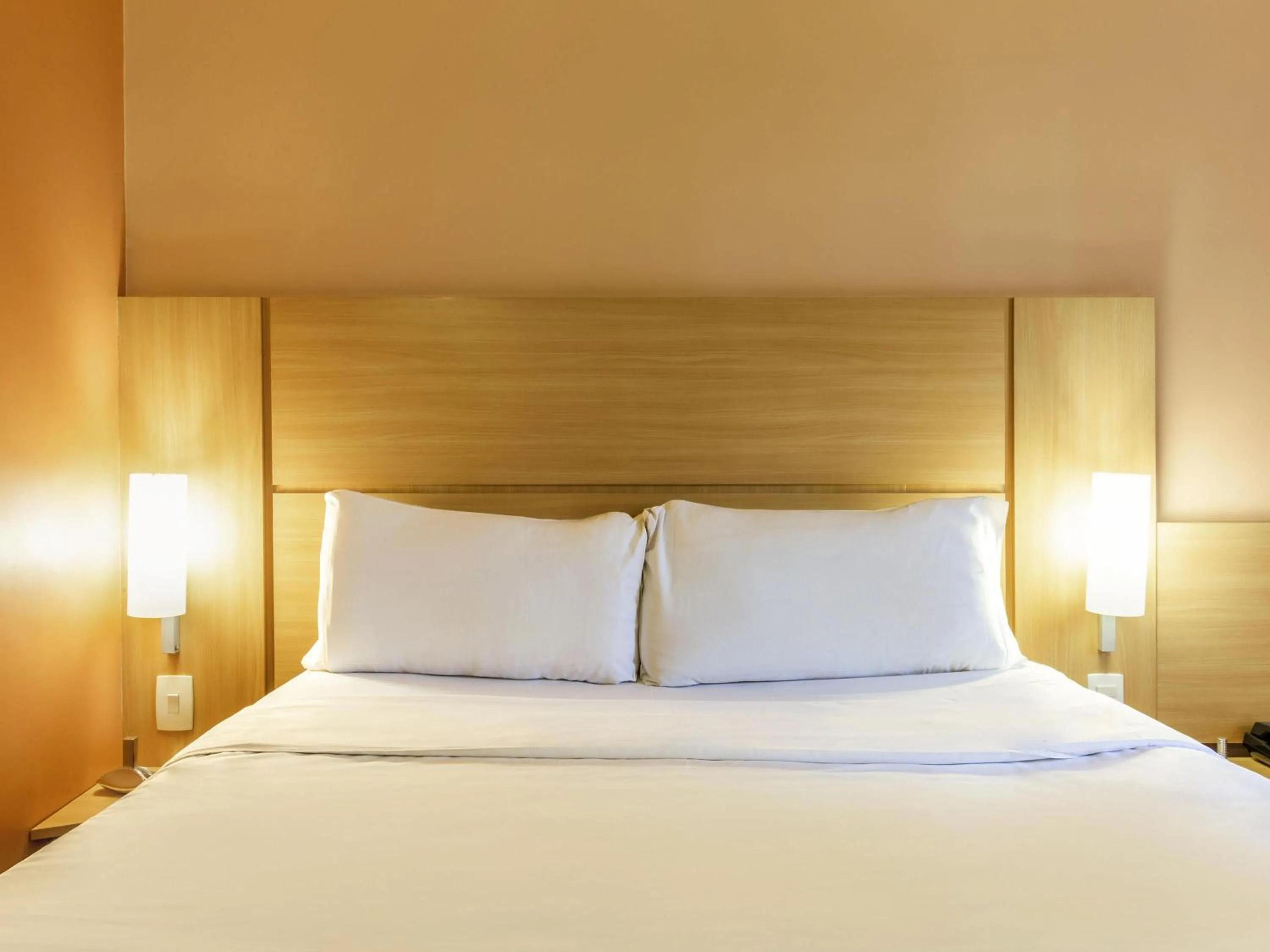 Bedroom, Bed in ibis Lille Centre Gares