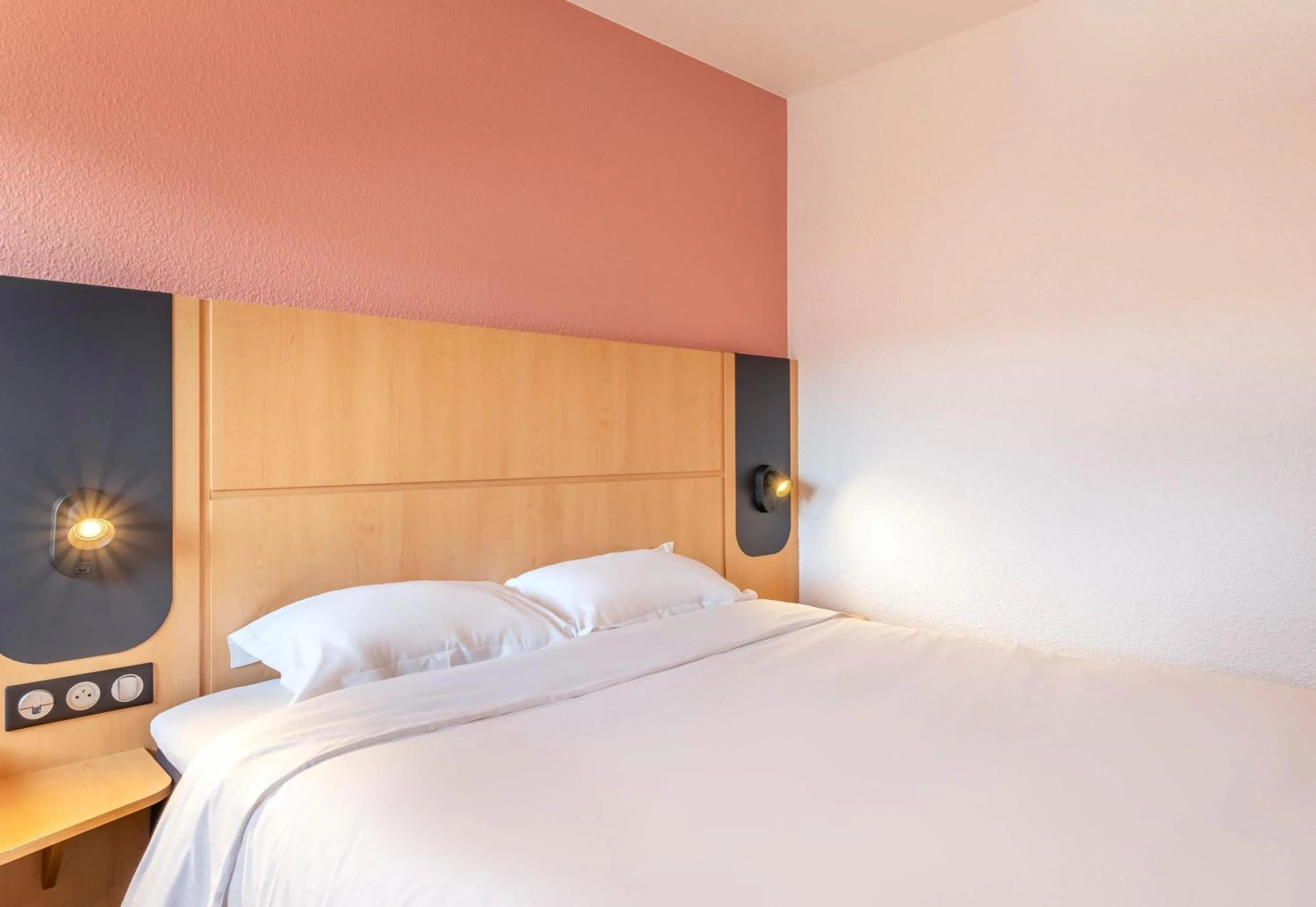 Bedroom, Bed in B&B HOTEL Marseille La Valentine Porte d'Aubagne