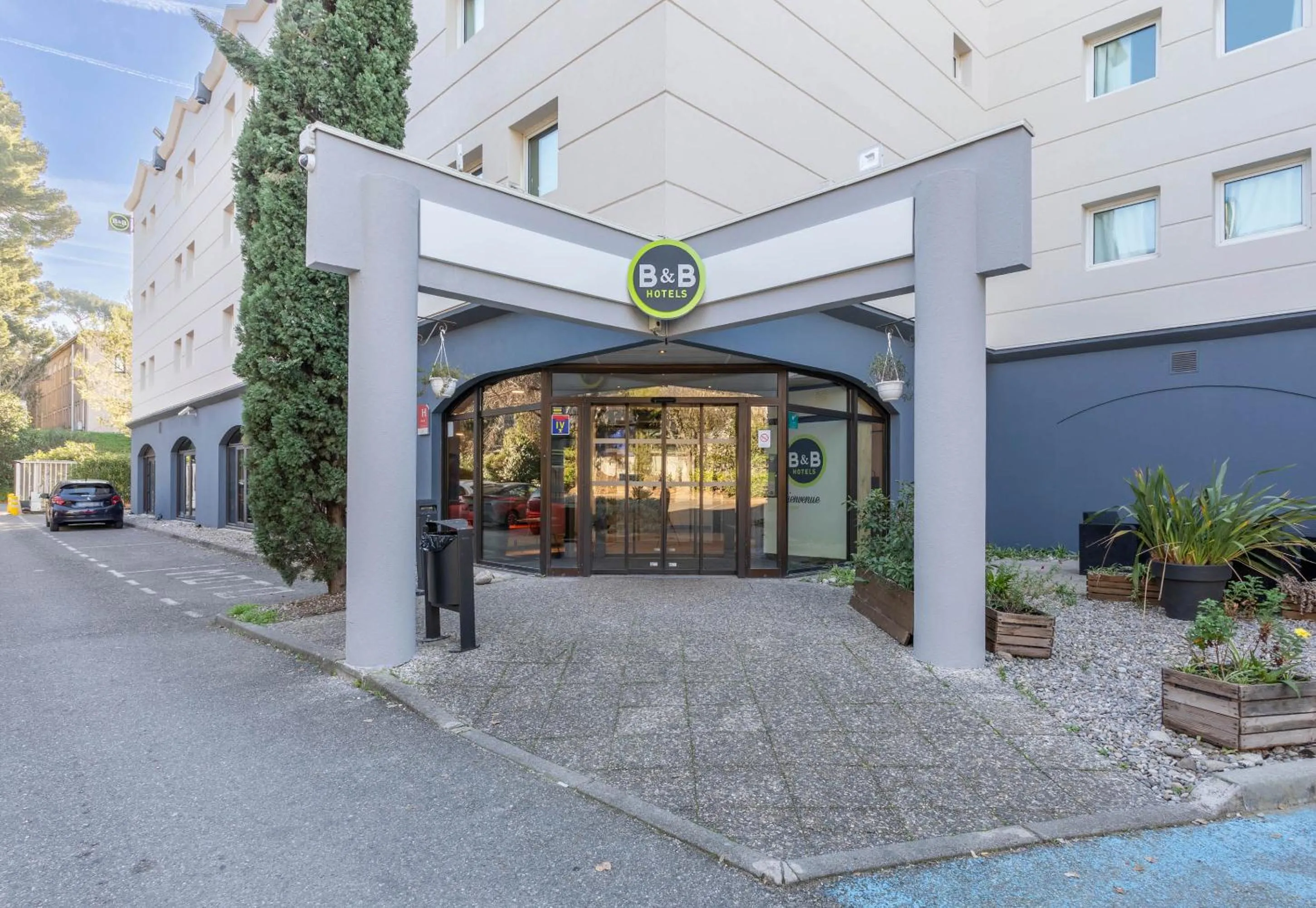 Facade/entrance in B&B HOTEL Marseille La Valentine Porte d'Aubagne