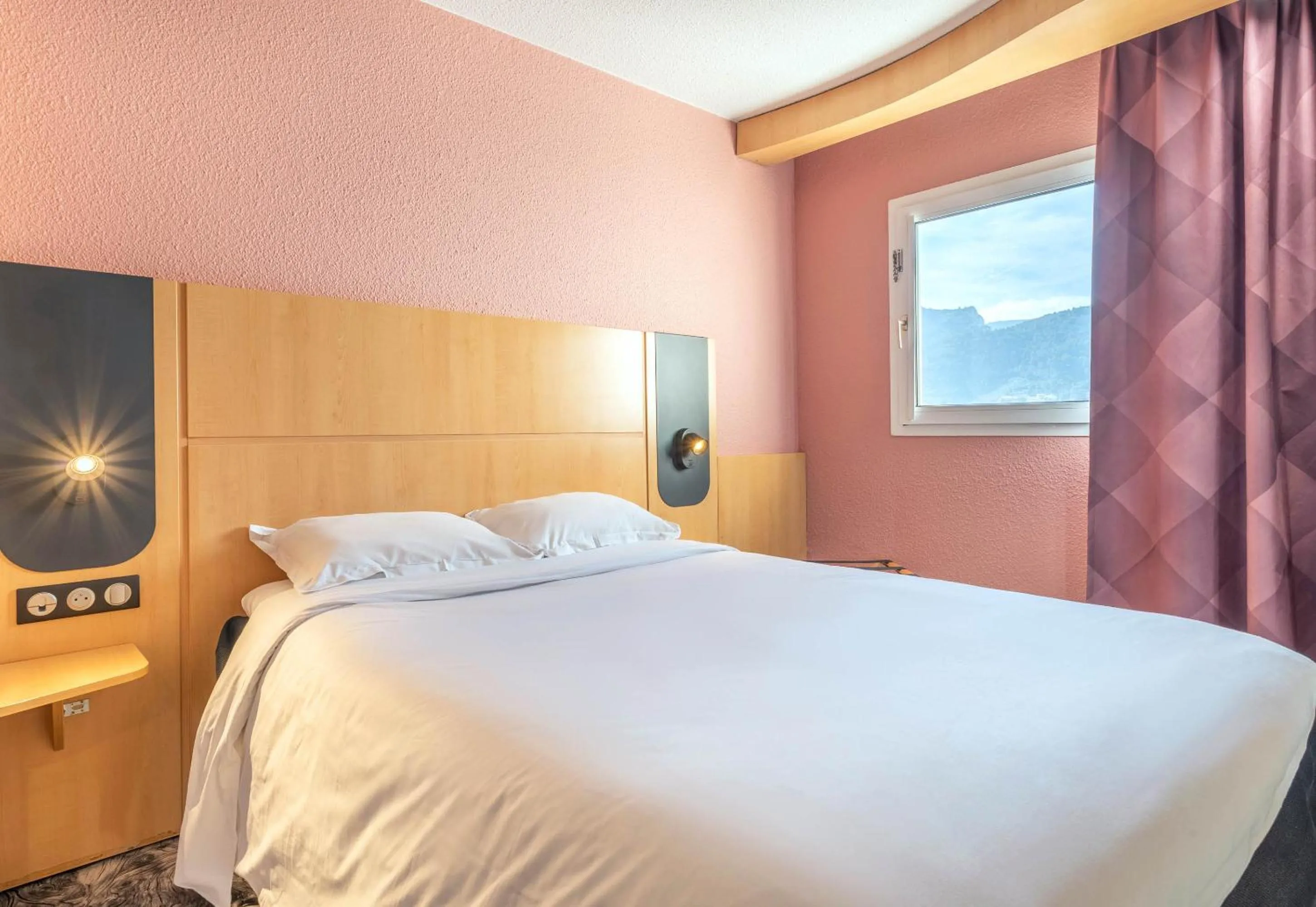 Bedroom, Bed in B&B HOTEL Marseille La Valentine Porte d'Aubagne